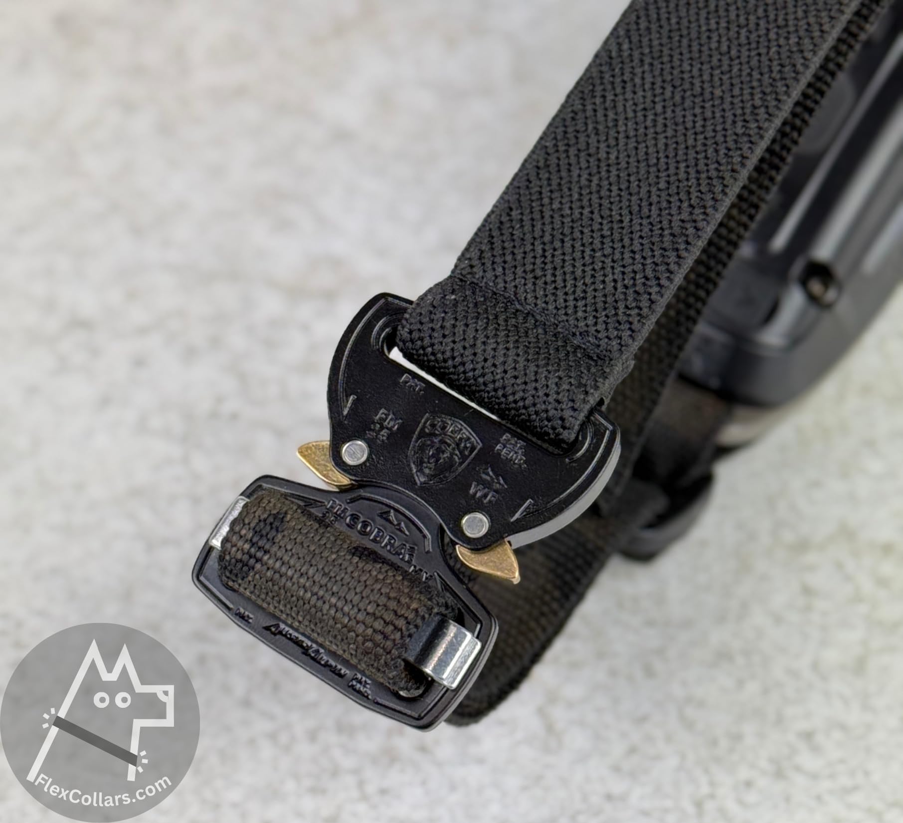 Correa elástica táctica para perros – Se adapta a receptores de 1 pulgada (DogTra 1200/1900/ARC-X o similar) – Hecho a mano en el Reino Unido; Variantes: camuflaje negro × M/L (mediano: cuello 34-41