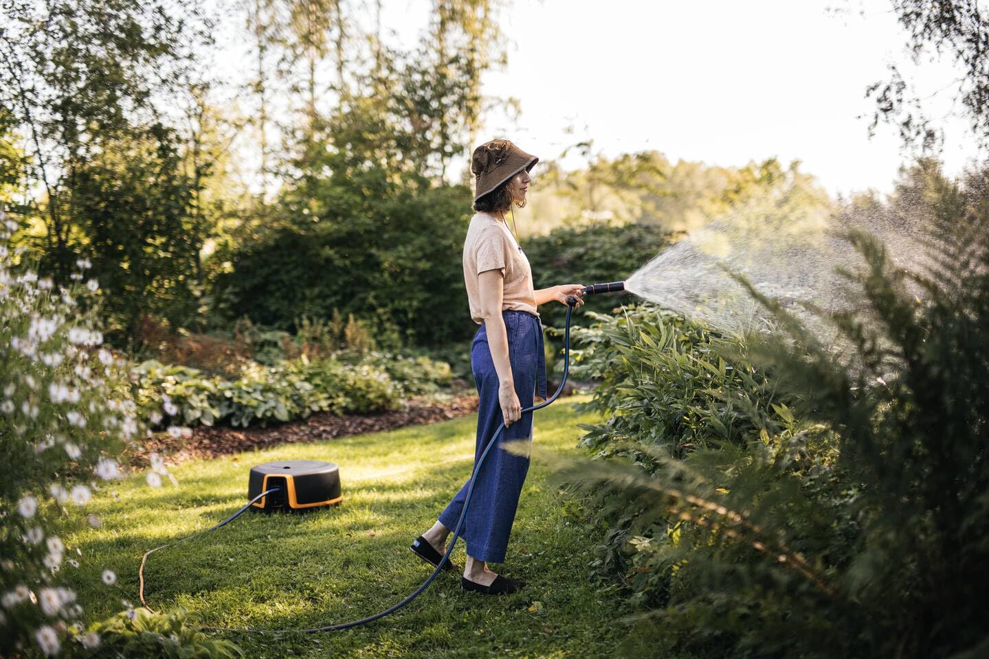 Fiskars Dévidoir XL, Set d'Arrosage Tout-en-1, Tuyau de 25 m | Tuyau à Enroulement automatique, Ø 13 mm, Raccord universel pour Robinet, noir/orange, X-series, 1067549