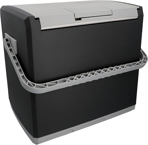 Besuche den AEG- AEG Thermoelektrische Kühlbox KK 28, kühlt bis 20 °C unter Umgebungstemparatur, 28 Liter Fassungsvermögen, 12V/230V, Tragegriff & Kabelfach, leicht zu reinigen, für Auto, Reisen & Camping in use