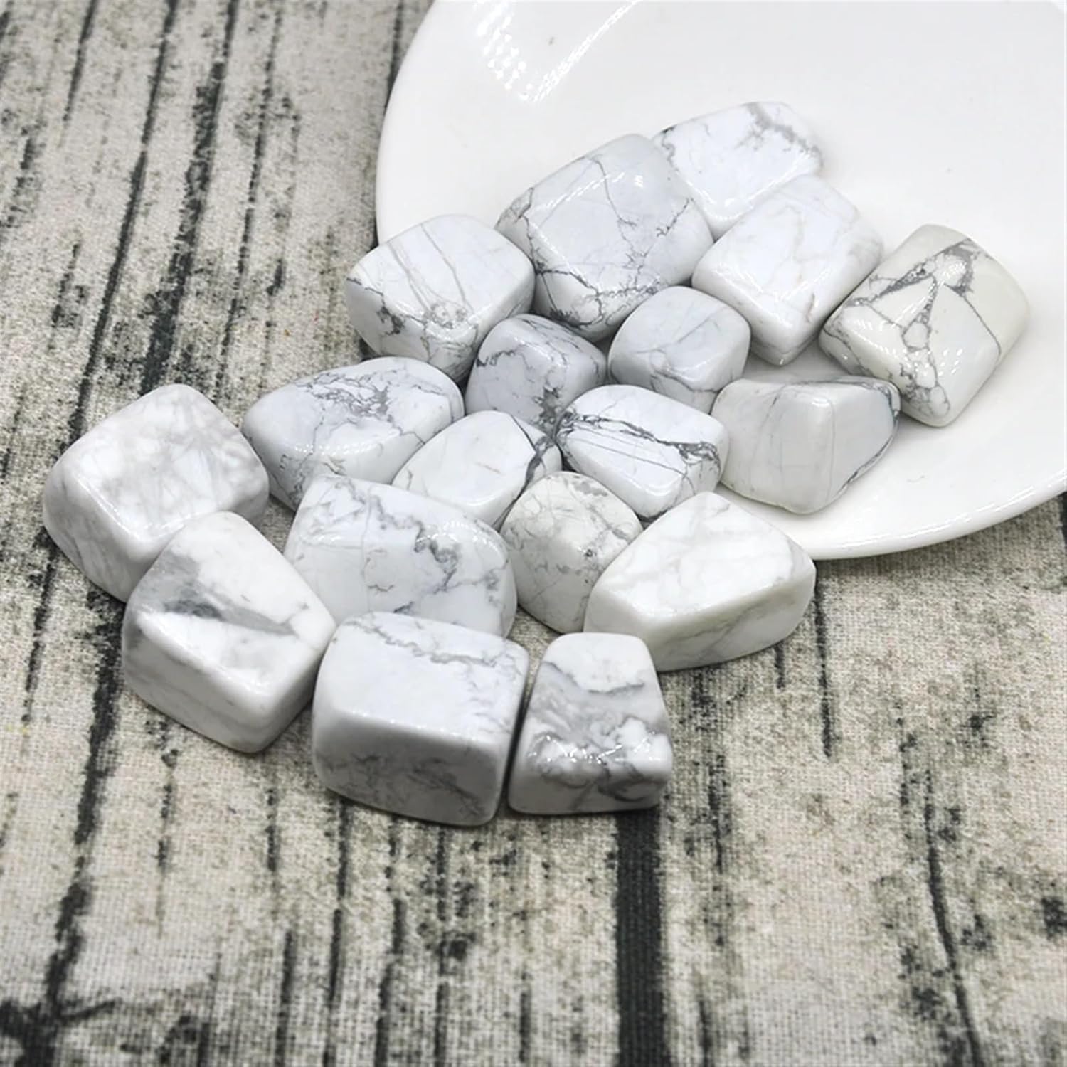 AtkitS Natural White Howlite Turquoise Gravel Specimen Size Irregular Tumbled Stones Reiki Healing Crystals Quartz Mineral Aquarium Home Decor (Size : 500g)