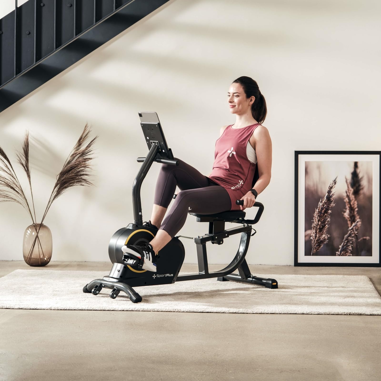 SportPlus | Modèle 2022 | Vélo d'appartement allongé avec compatibilité App, 24 niveaux & 6 programmes d'entraînement, avec écran & support pour tablette, max. 110 kg