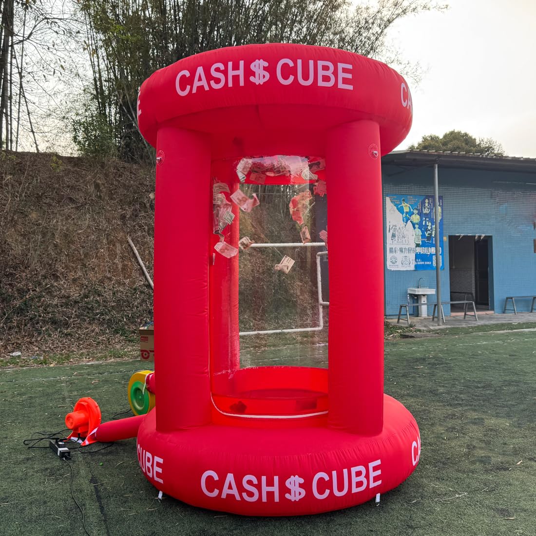 Aufblasbare rote Geldwürfelkabine Aufblasbarer Würfel Bargeld Greifer Maschine Schnell Aufblasbare Geldautomat Booth Geldgreifer Maschine mit 2 Gebläsen für Werbeaktion Werbung Events