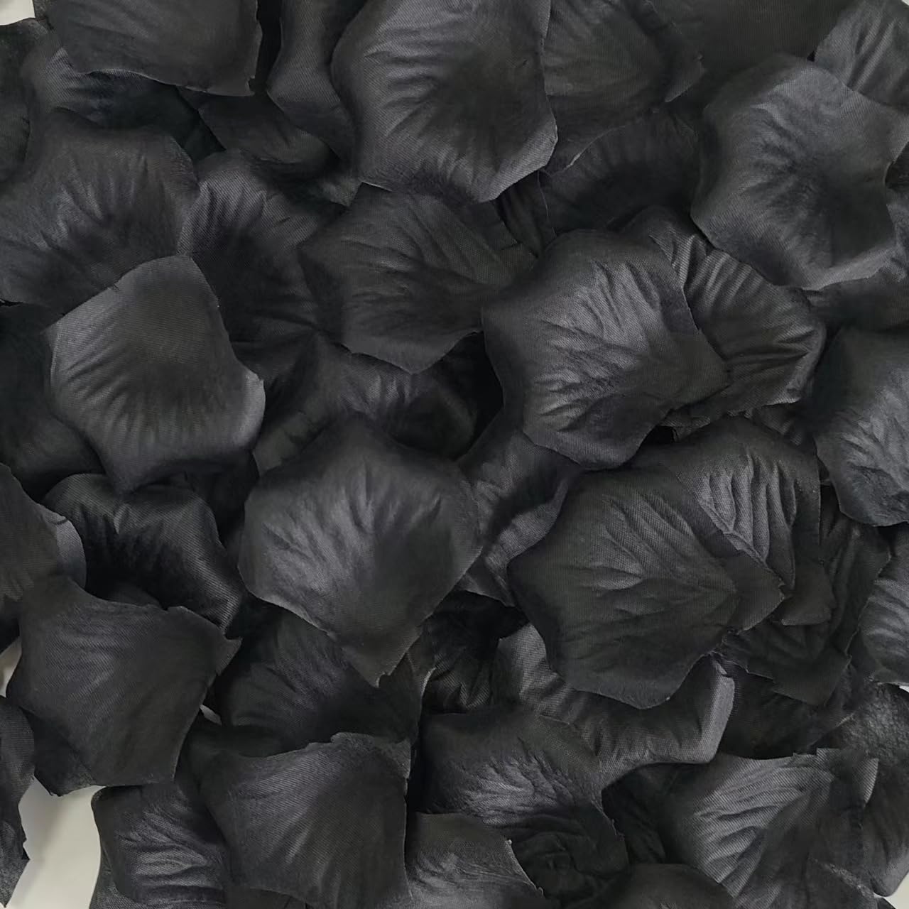 Pétales de rose noirs pour nuit romantique à deux et déco table Saint-Valentin