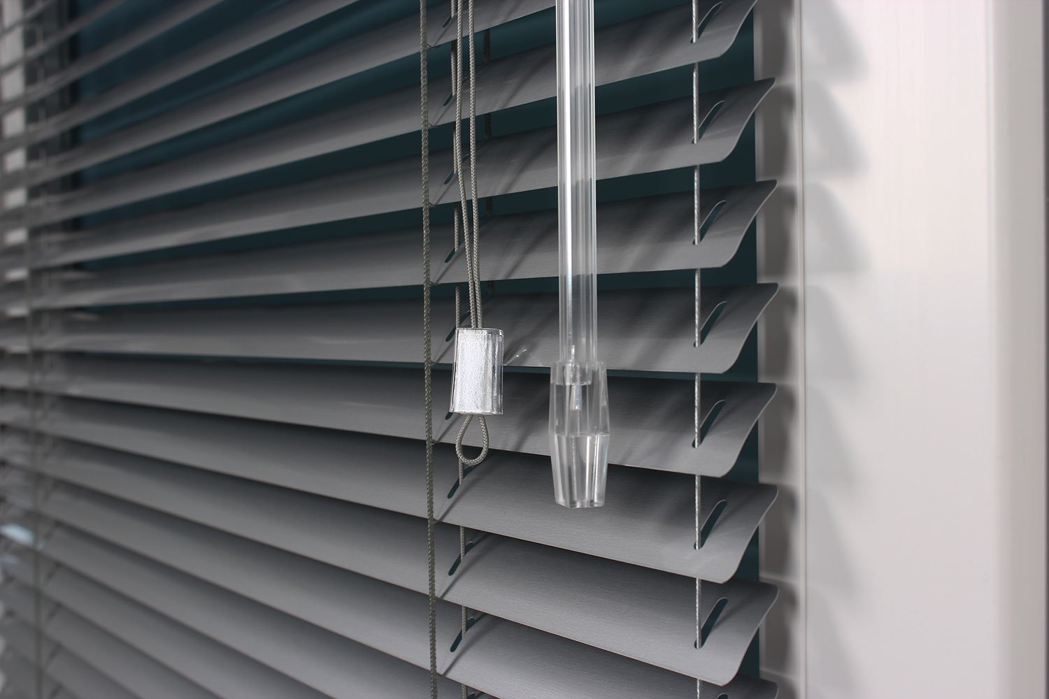 Jalousie auf Maß - Maßanfertigung - Breite bis 100 cm x Höhe bis 240 cm - Farbe: Silber - Montage: Klemmflex® Klemmträger - mit Seitenführung - Bedienung: Wendestab und Zugschnur