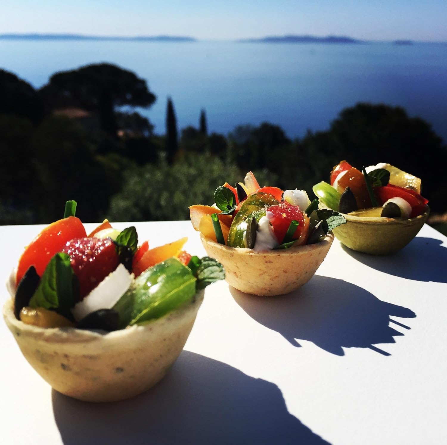 CROC’IN - Tartaletas para Rellenar Al Pesto de Albahaca - Base de Tartalettas Salada de Tomate - Para Cócteles o Aperitivos - Elaboración Artesanal - 24 unidades