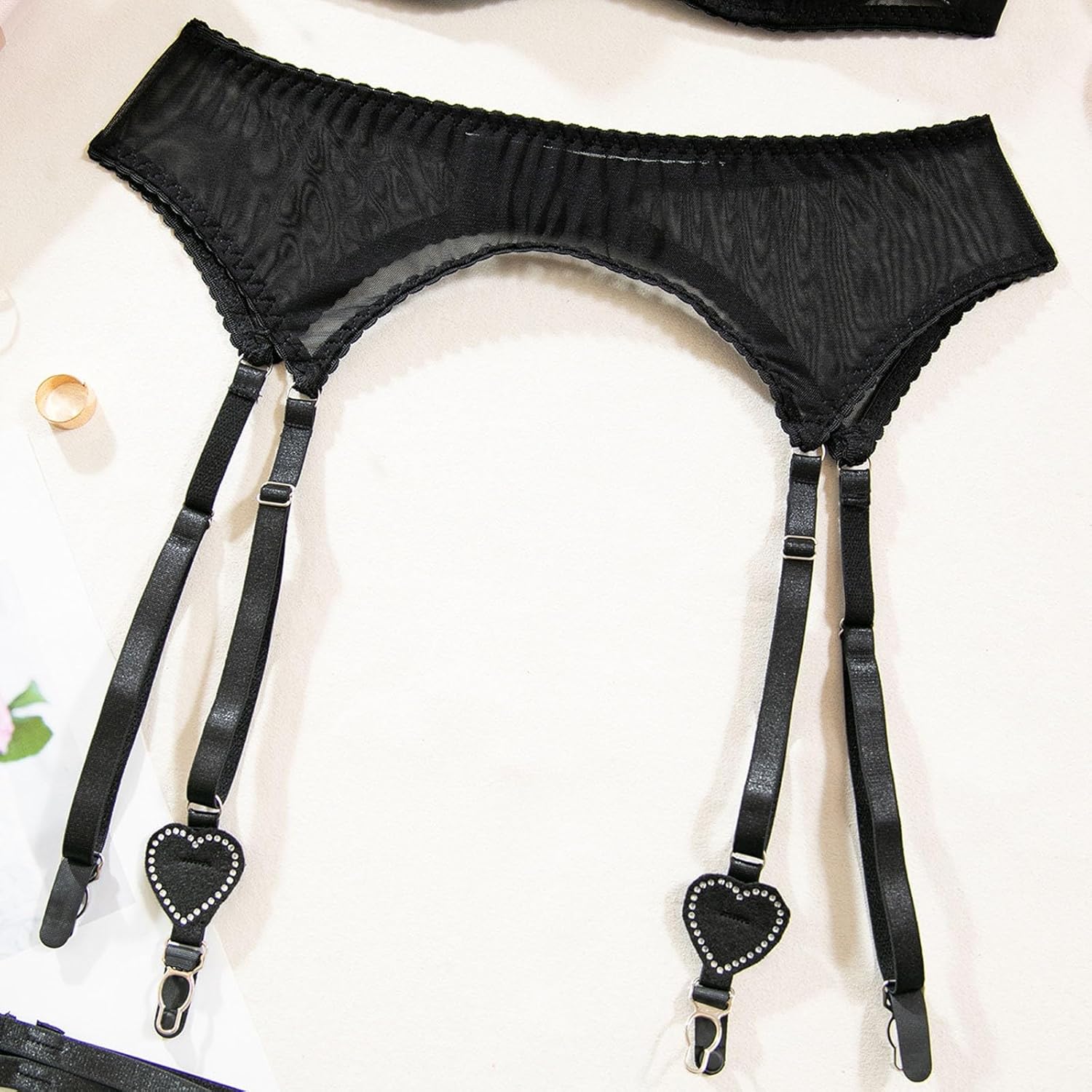 ハートとラインストーンのデザインが施された女性用セクシーランジェリー。ホームウェアとして、オールシーズン快適に着用できるアクセサリー