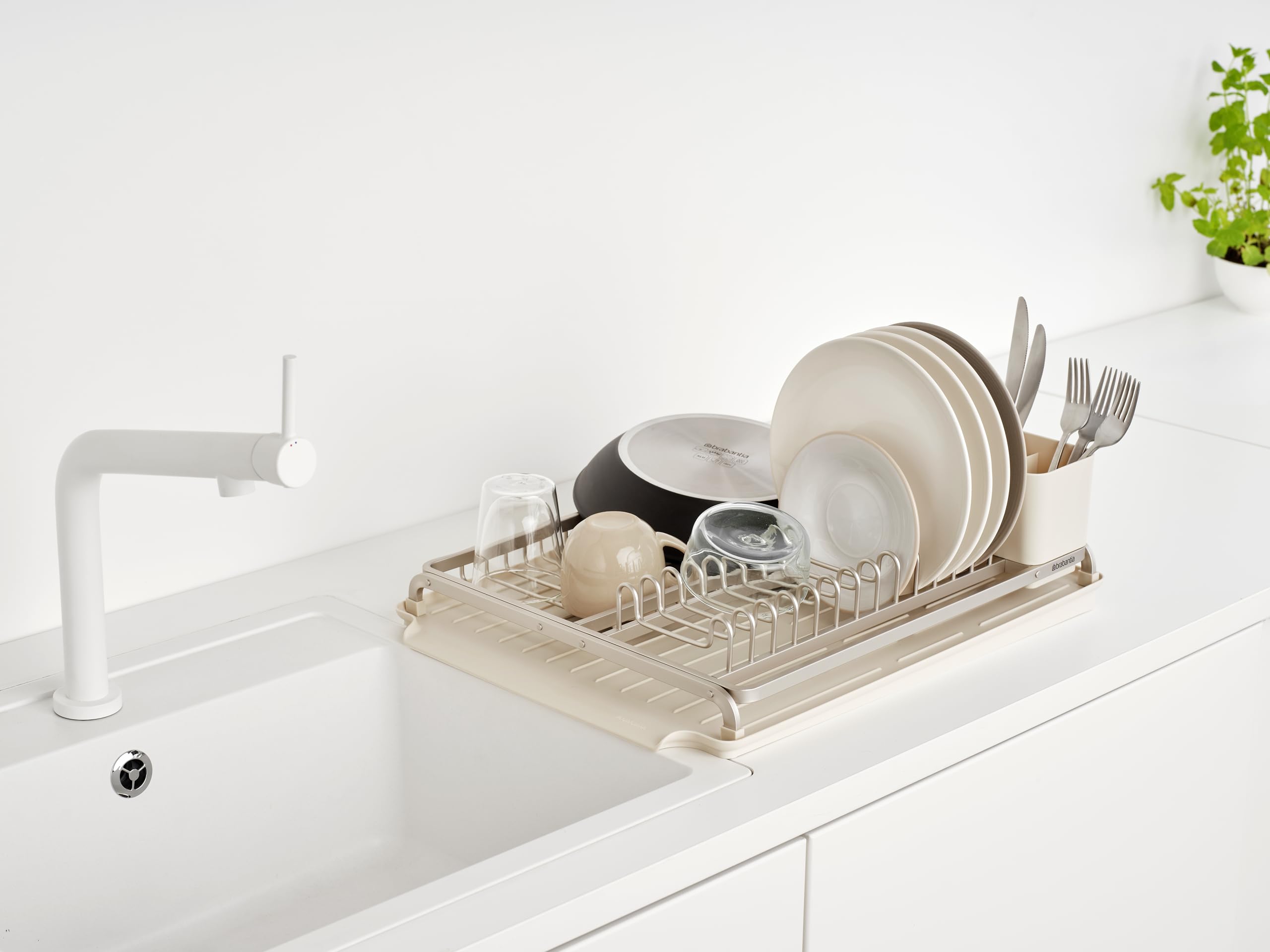 Brabantia SinkSide Geschirrabtropfgestell (Soft Beige), schlankes Abtropfgestell mit abnehmbarem Besteckkorb, vielseitige Geschirrablage für Geschirr und Küchenzubehör