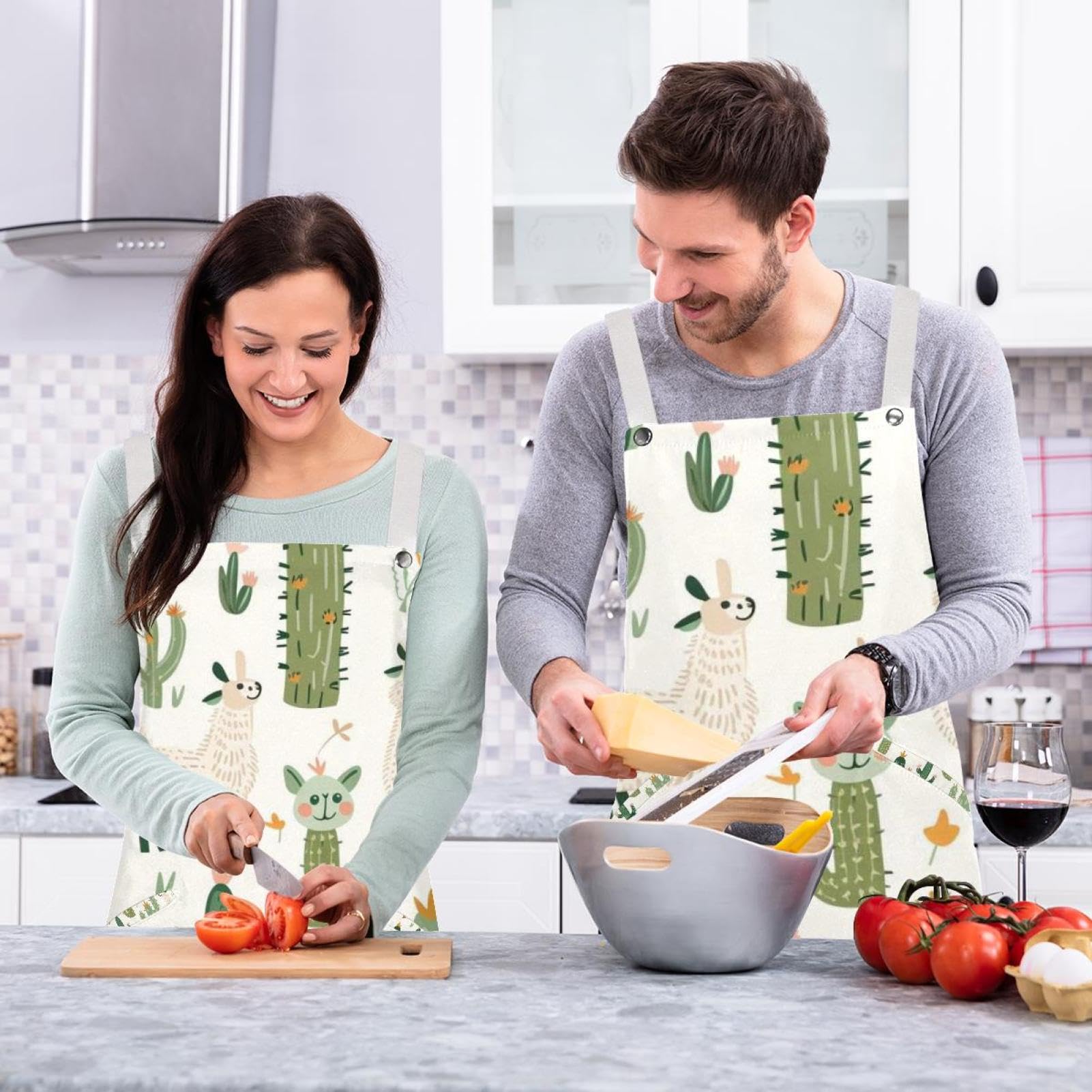 Lot de 2 tabliers de cuisine doux et réglables avec 2 grandes poches pour homme et femme Motif cactus, Imprimé cactus alpaga dessin animé, L:26.2x34.6in/66.5x88cm;M:26.2x26.6in/66.5x67.5cm