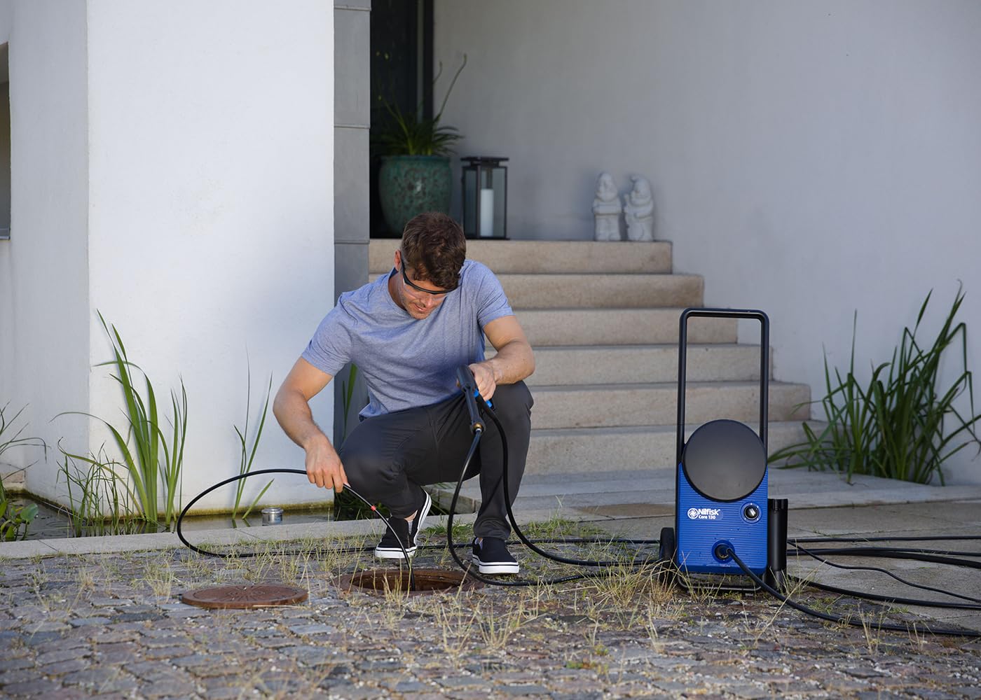 Nilfisk Hidrolimpiadora de Alta Presión Core 130 Bares con PowerControl - Mini Limpiadora para Jardín, Patios y Coches (1500 W)