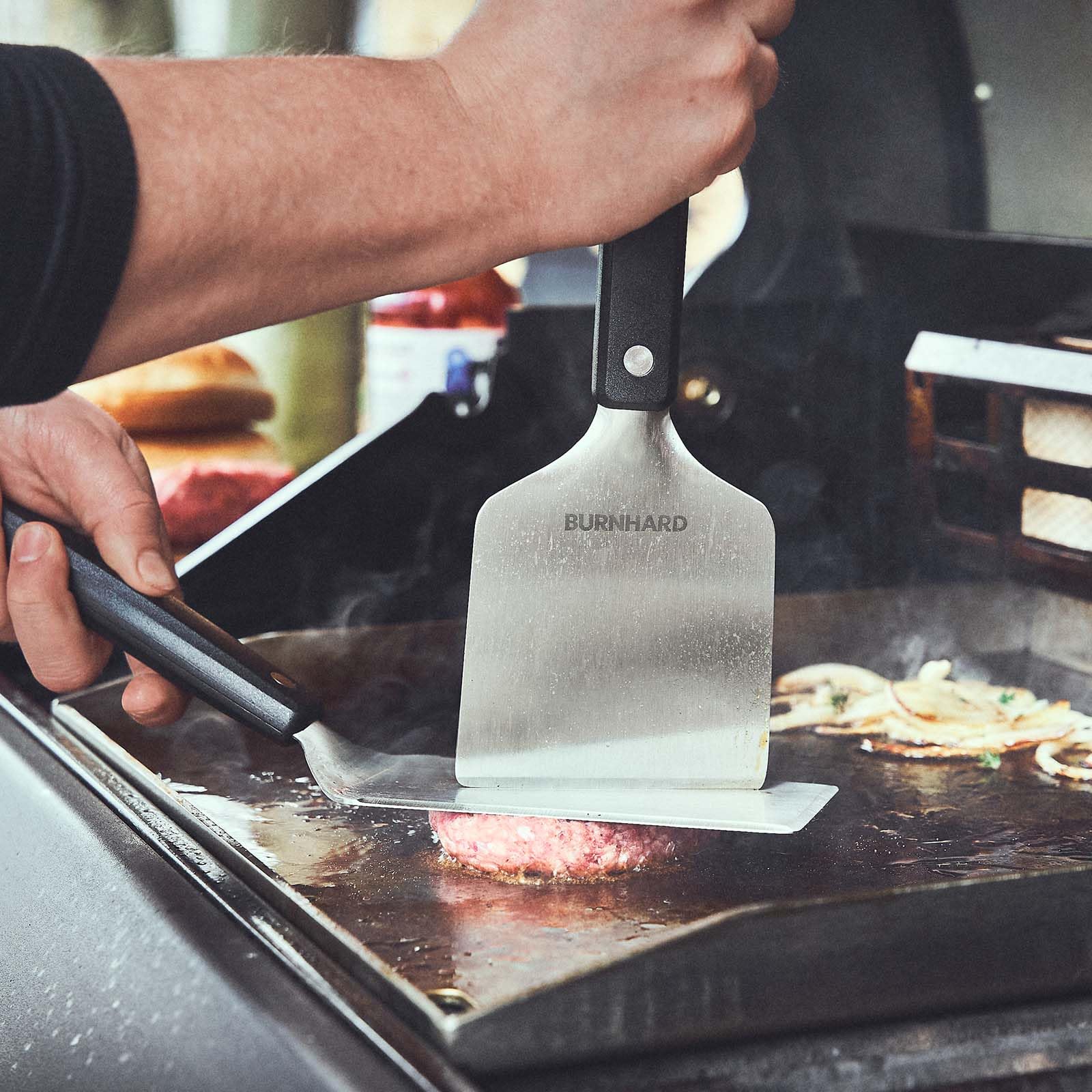 Spatola per barbecue BURNHARD® in acciaio inox, set 2 pezzi, maneggevolezza ottimale, controllo massimo, design ergonomico, versatile – set spatola e raschietto per griglia