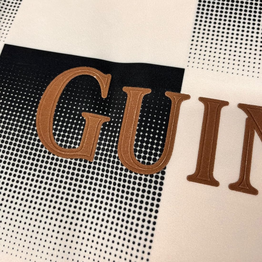Guinness Retro-Performance-Sportshirt, kariert, Schwarz und Creme