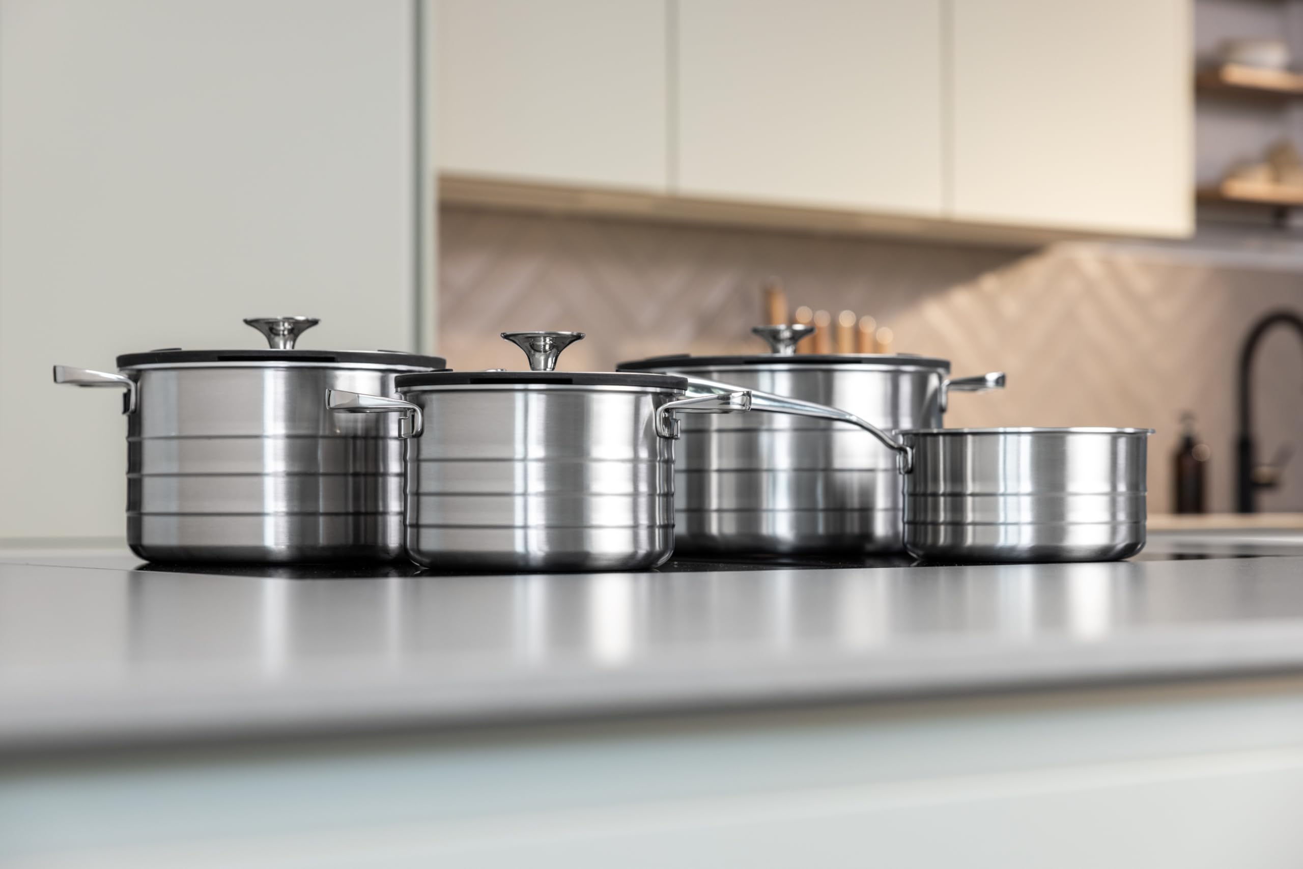 Sallys Edelstahl Kochtopfset Induktion "La Cucina", 9-teilig, Kochtopf Set mit multifunktionalem Glasdeckel, Innenskalierung, für alle Herdarten geeignet
