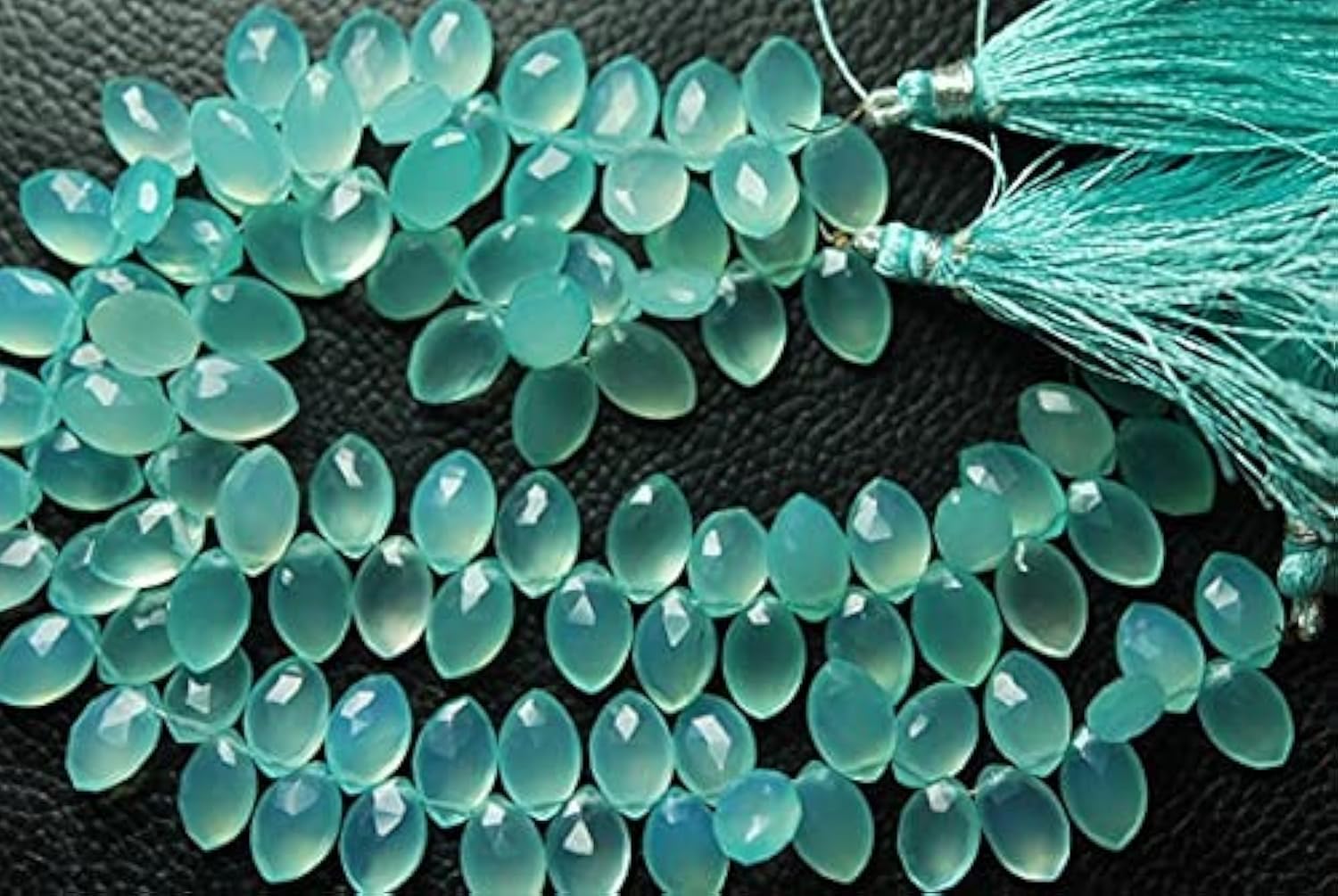 Aqua chalcedony faceted marquise briolettes éclat lumineux reflets bleutés 8x12mm