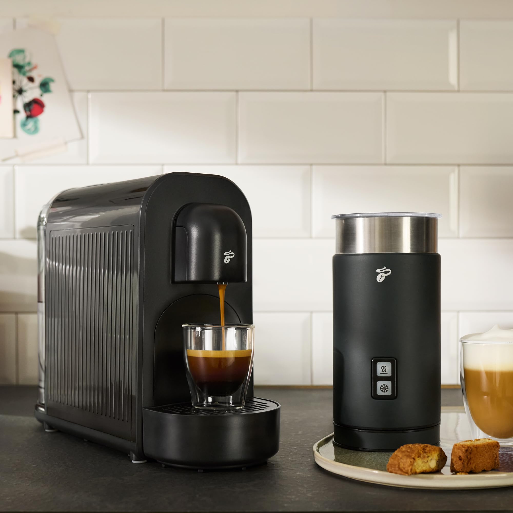 Tchibo Cafissimo NOW Kaffeemaschine Kapselmaschine für Caffè Crema, Espresso und Kaffee | 0,67 l | 1250 Watt | 11,4 x 33,7 x 23,5 cm | Schwarz