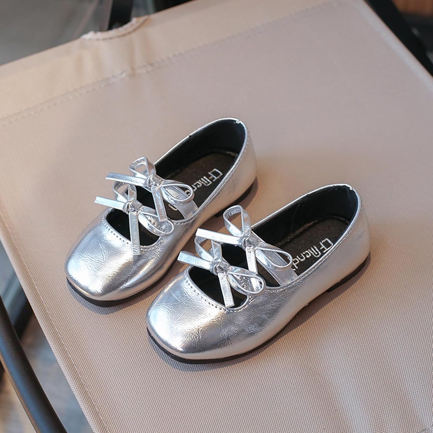 新発限定Uineky 幼児 ガールズ メリージェーン ドレスシューズ 小さな子供 バレエ フラット ボウコン フラワー ウェディング パーテ スニーカー 着脱簡単