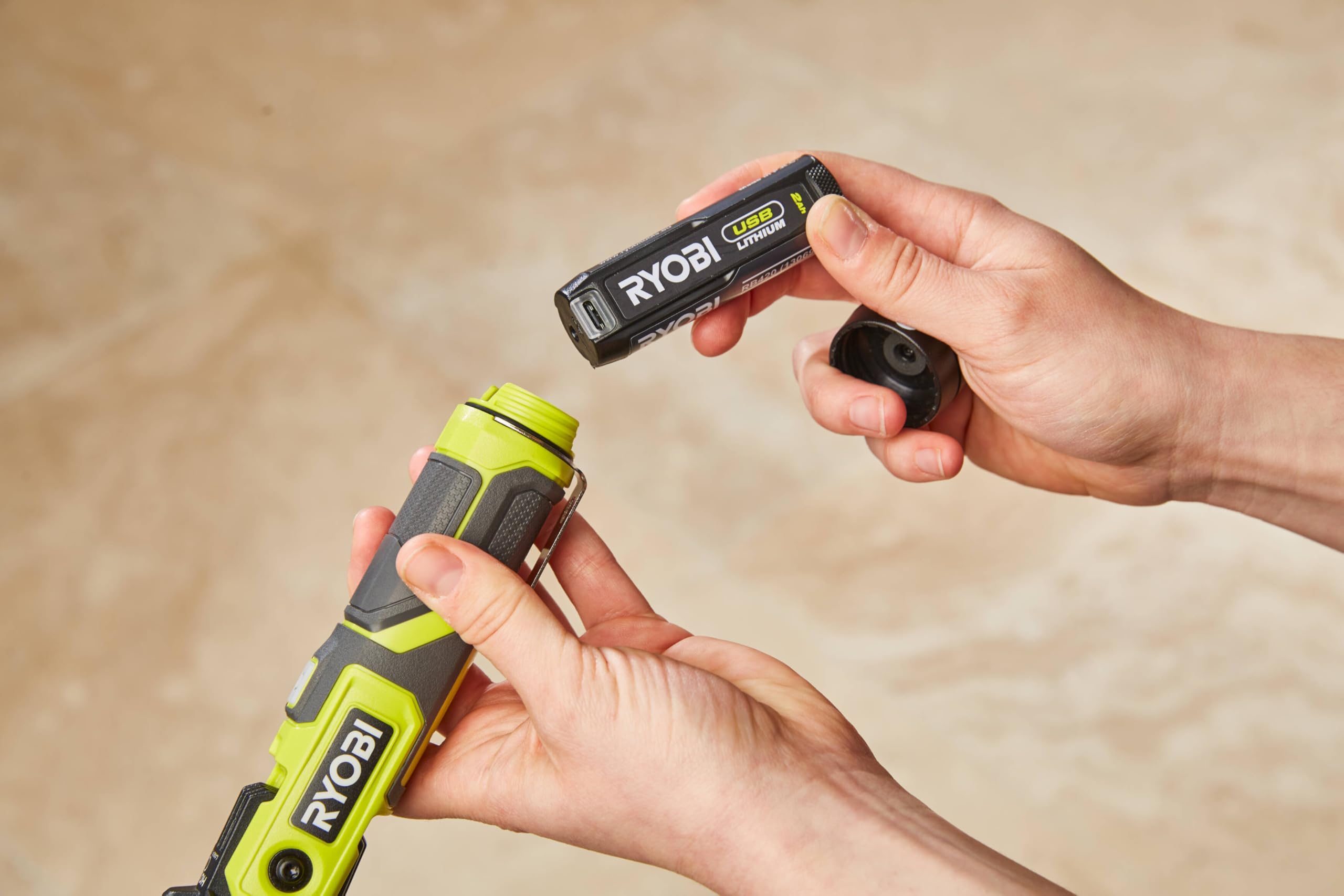 RYOBI - Lampe torche - 4V USB Lithium - RLP4-120G - Inspection, éclairage zone, base aimantée, pivotante - 1 Batterie 2,0 Ah