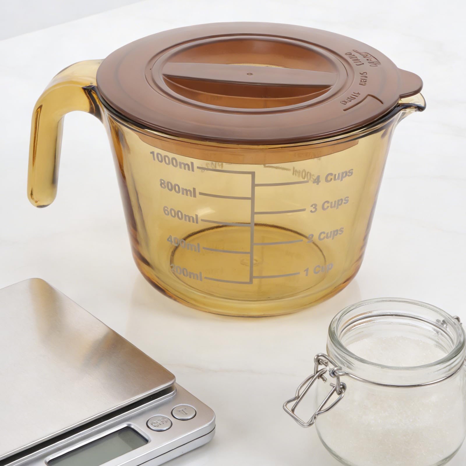 Vaso Medidor de Vidrio de 1000ml con Tapa y Vertedor para Repostería | Graduación Visible, Protección de Frescura, Fácil Limpieza, Color Amarillo, Uso en Cocina y Horneado