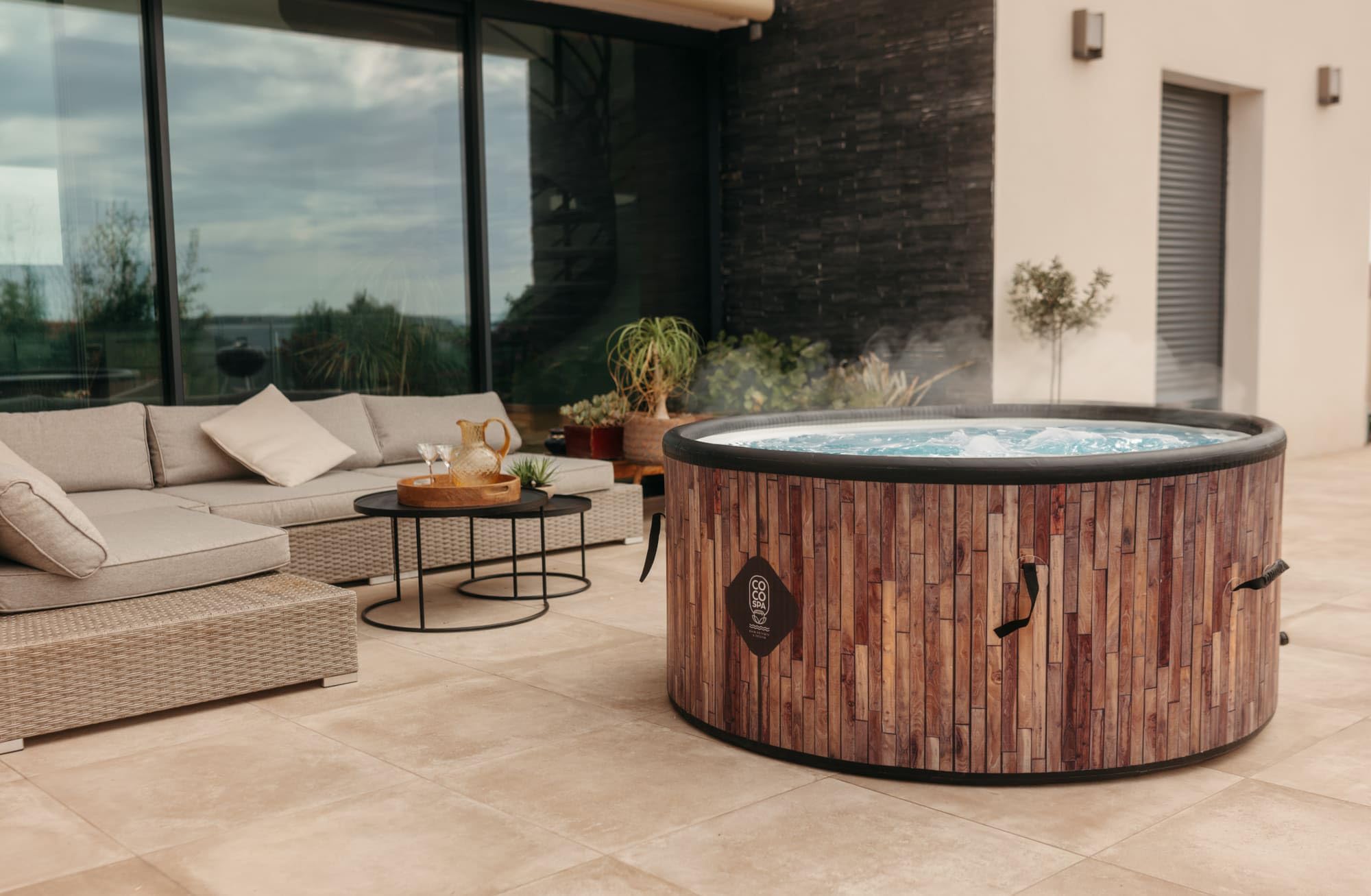 COCO SPA Bali Spa Gonflable - 150 cm de diamètre - 800 litres - Moteur 2240 W - 2 à 4 Personnes - Massage 140 Jets