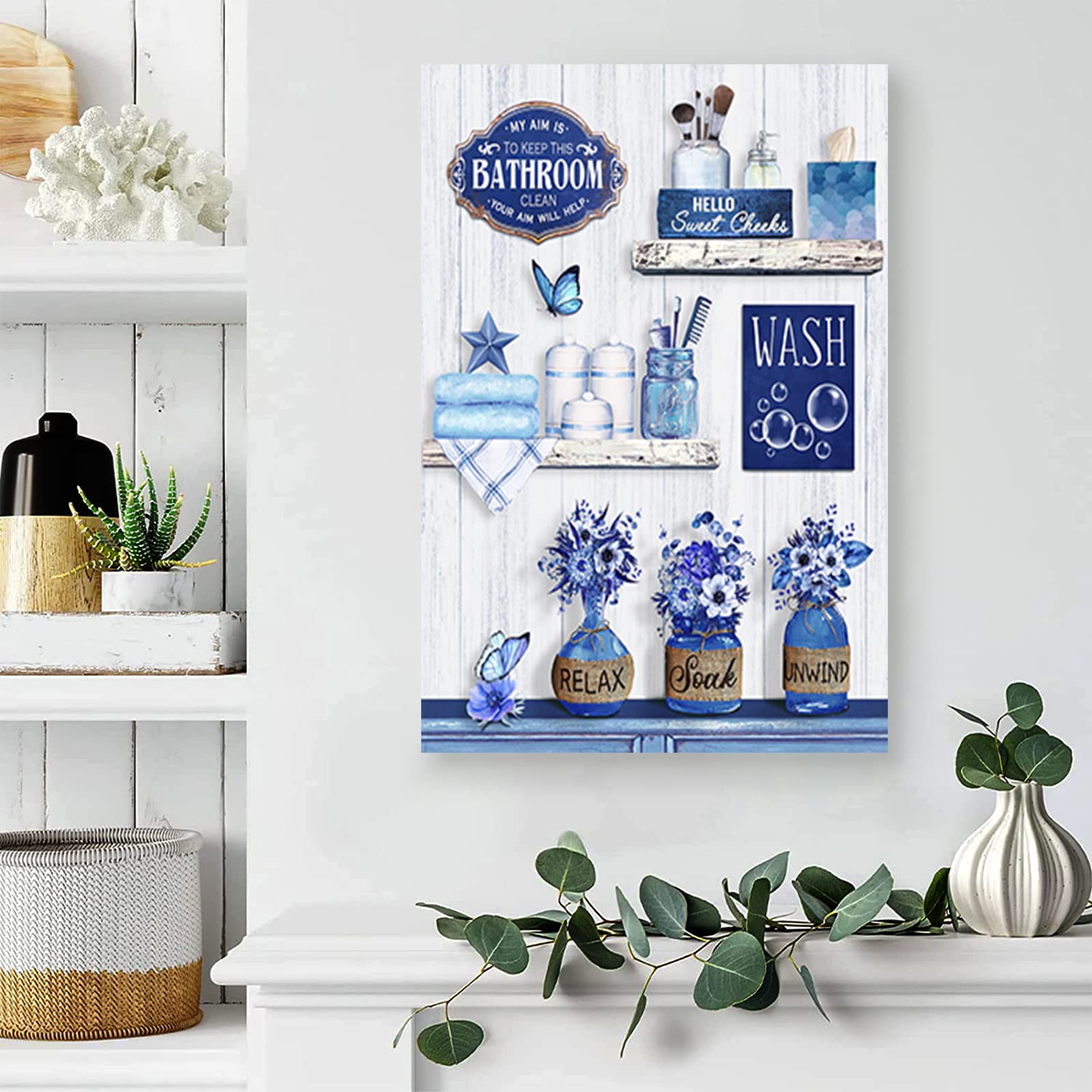 RUDIXICO Decorazione da parete per il bagno in stile rustico, con fiori e farfalle, stampa su tela, blu country, decorazione da parete per bagno, relax, relax, bagno, decorazione da parete