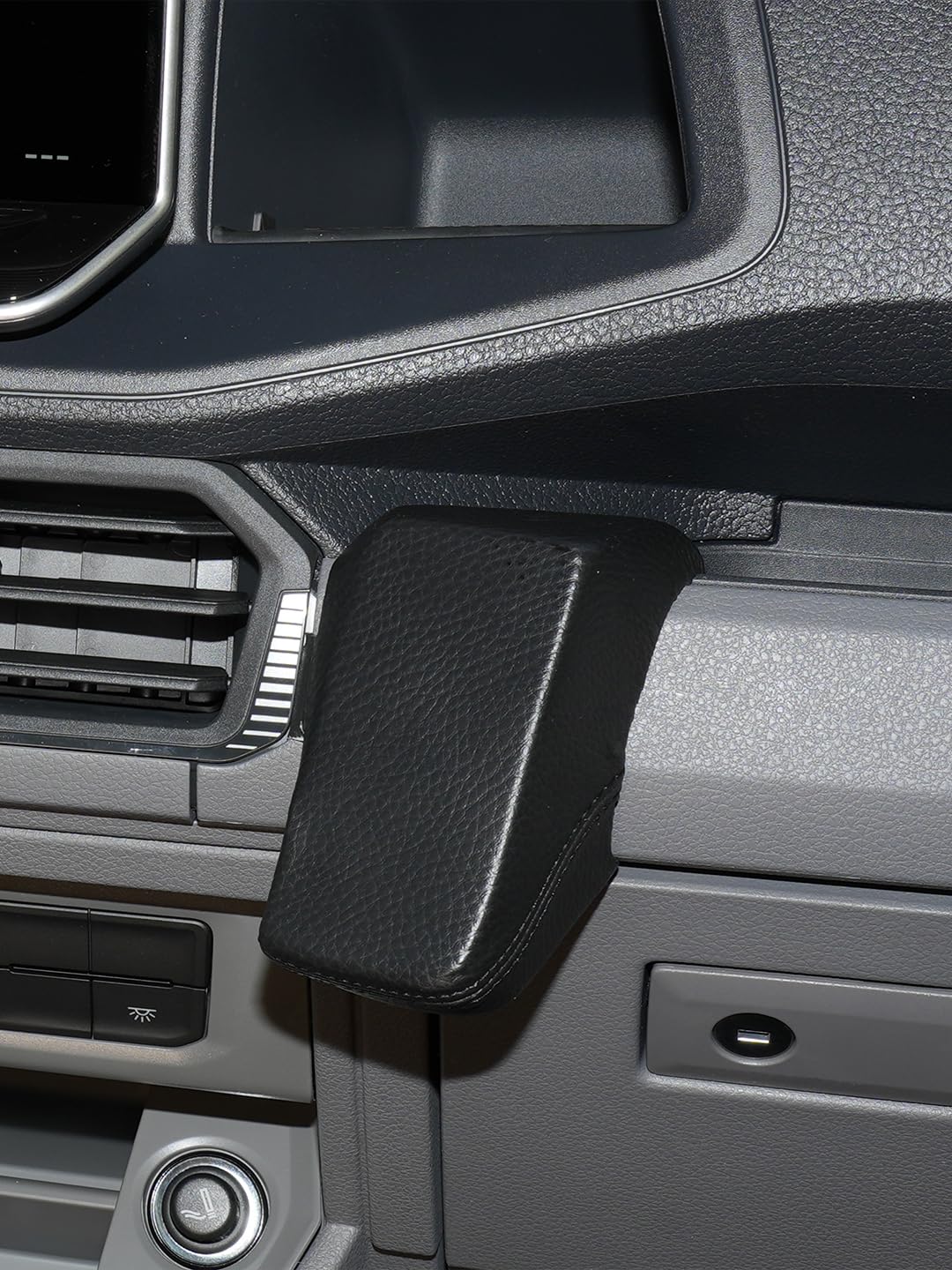 KUDA Handyhalterung passend für VW Crafter & MAN TGE ab 2017 & ab 2024 - Telefonkonsole für Smartphones, Handys, Navi und mehr – Kunstlederkonsole, schwarz, 2565