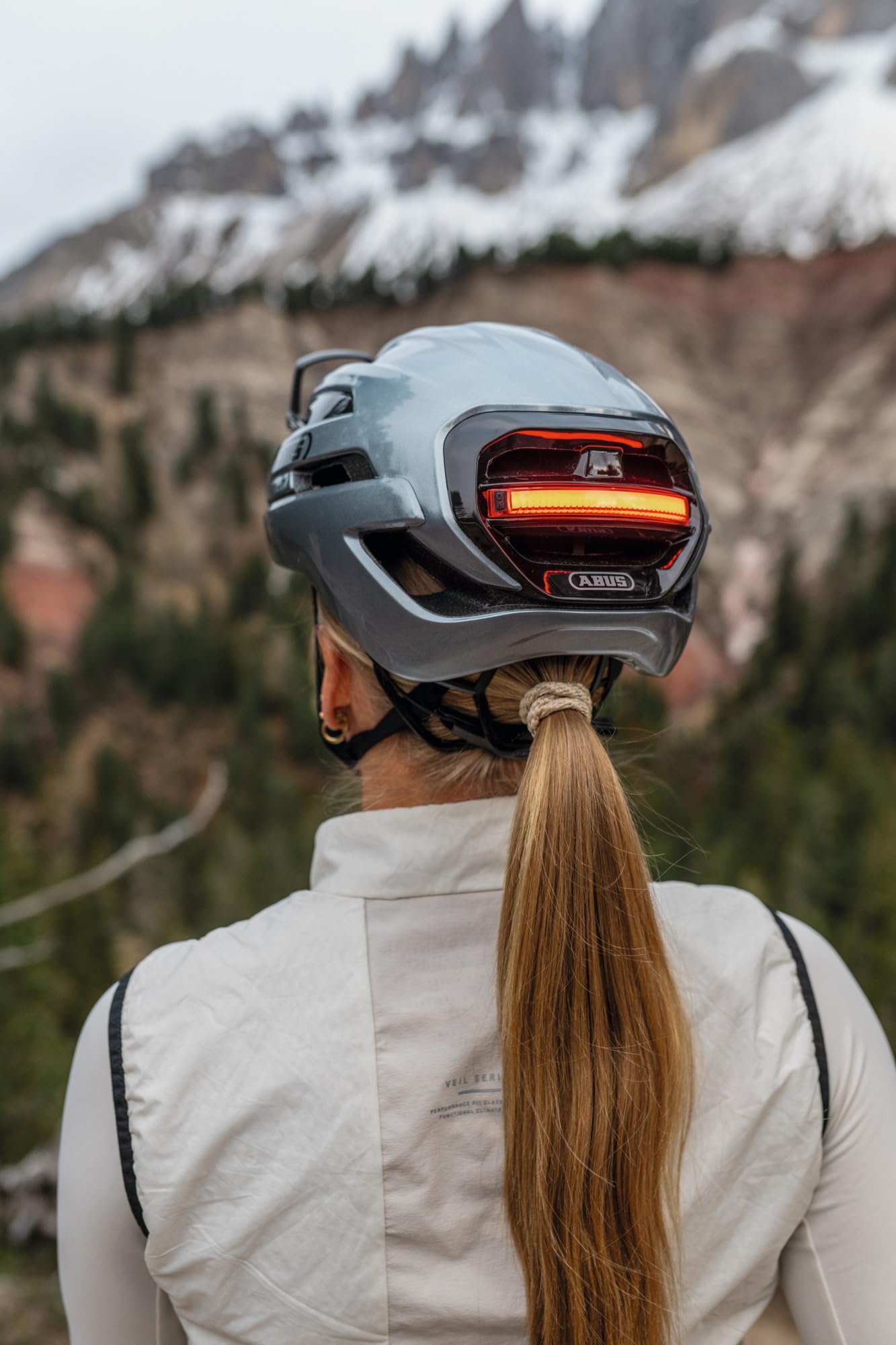ABUS Casco Gravel, modello Taipan LED – Casco da bicicletta con luce per bicicletta Gravel, leggero, versatile e ben ventilato, con supporto per occhiali, per ragazzi, donne e uomini