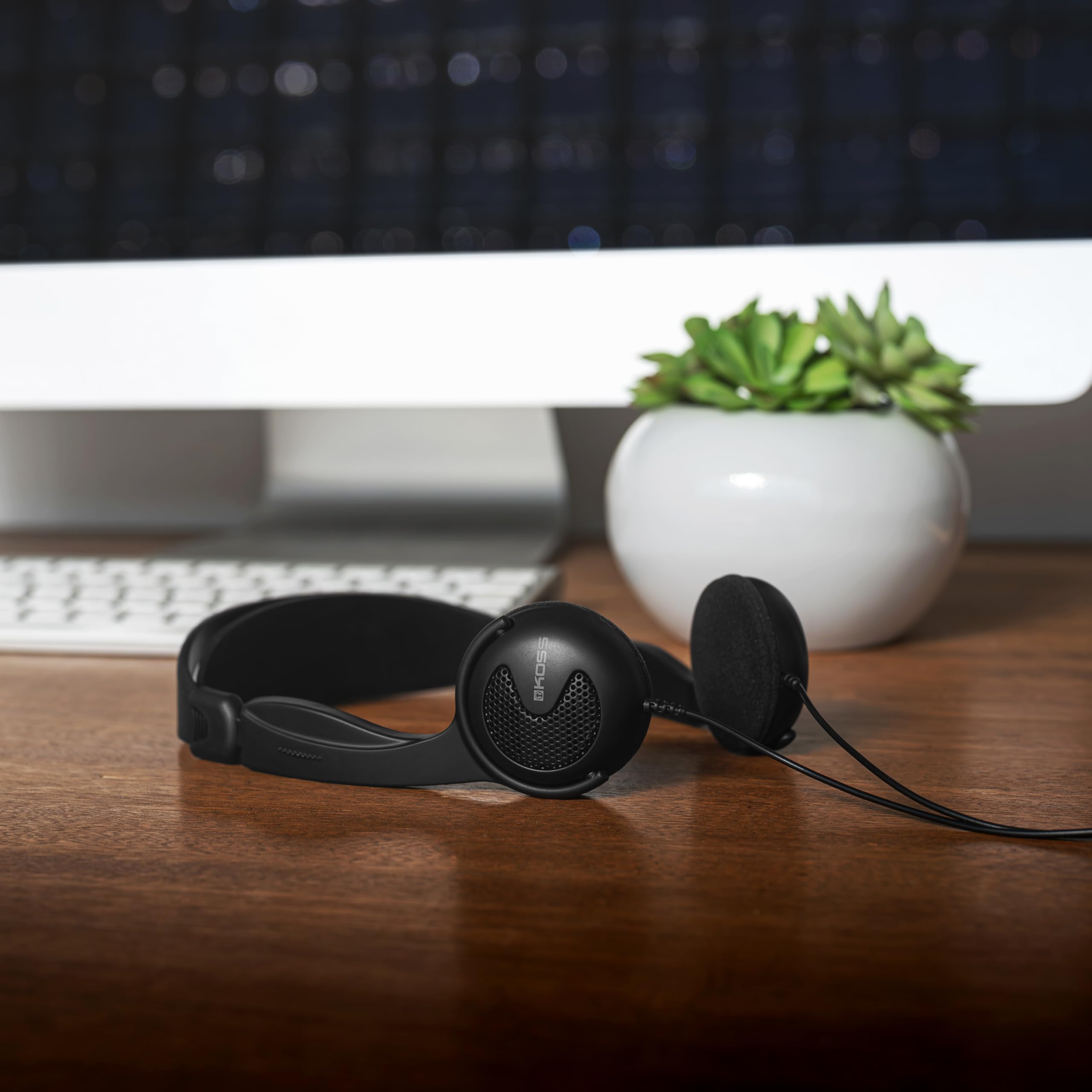 Koss KTXPro1 - Auriculares supraaurales de estilo retro, aspecto de los años 90, control de volumen en línea, enchufe de 3,5 mm, controladores dinámicos de titanio de 60 ohmios, color negro