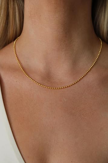 minimalist jewelry styling – dainty gold pieces