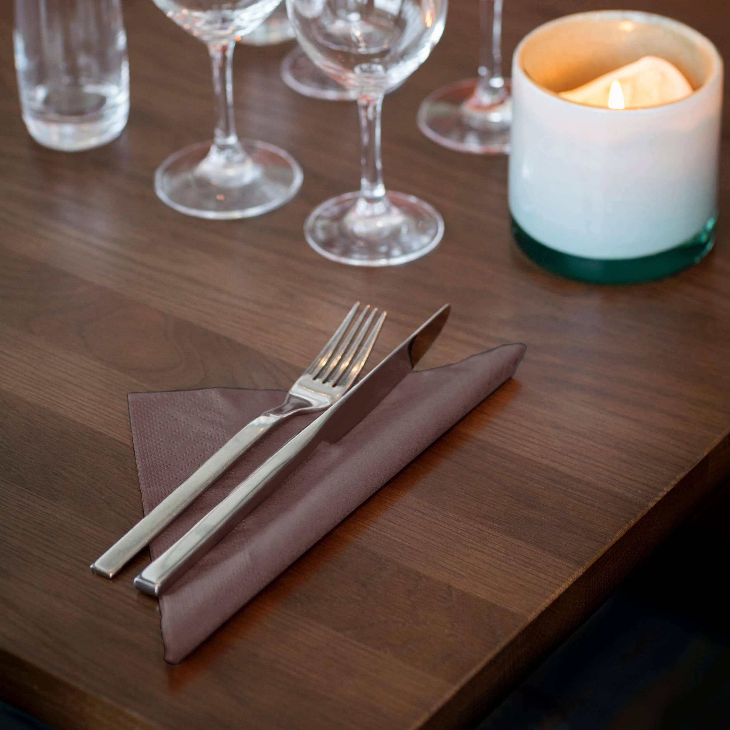 Tork 478765 Tovagliolo Dinner marrone Advanced, 2 veli, piegato in 4, 12 pacchi x 150 tovaglioli (1800 pz), 39 cm (lungh.) x 39 cm (largh.)