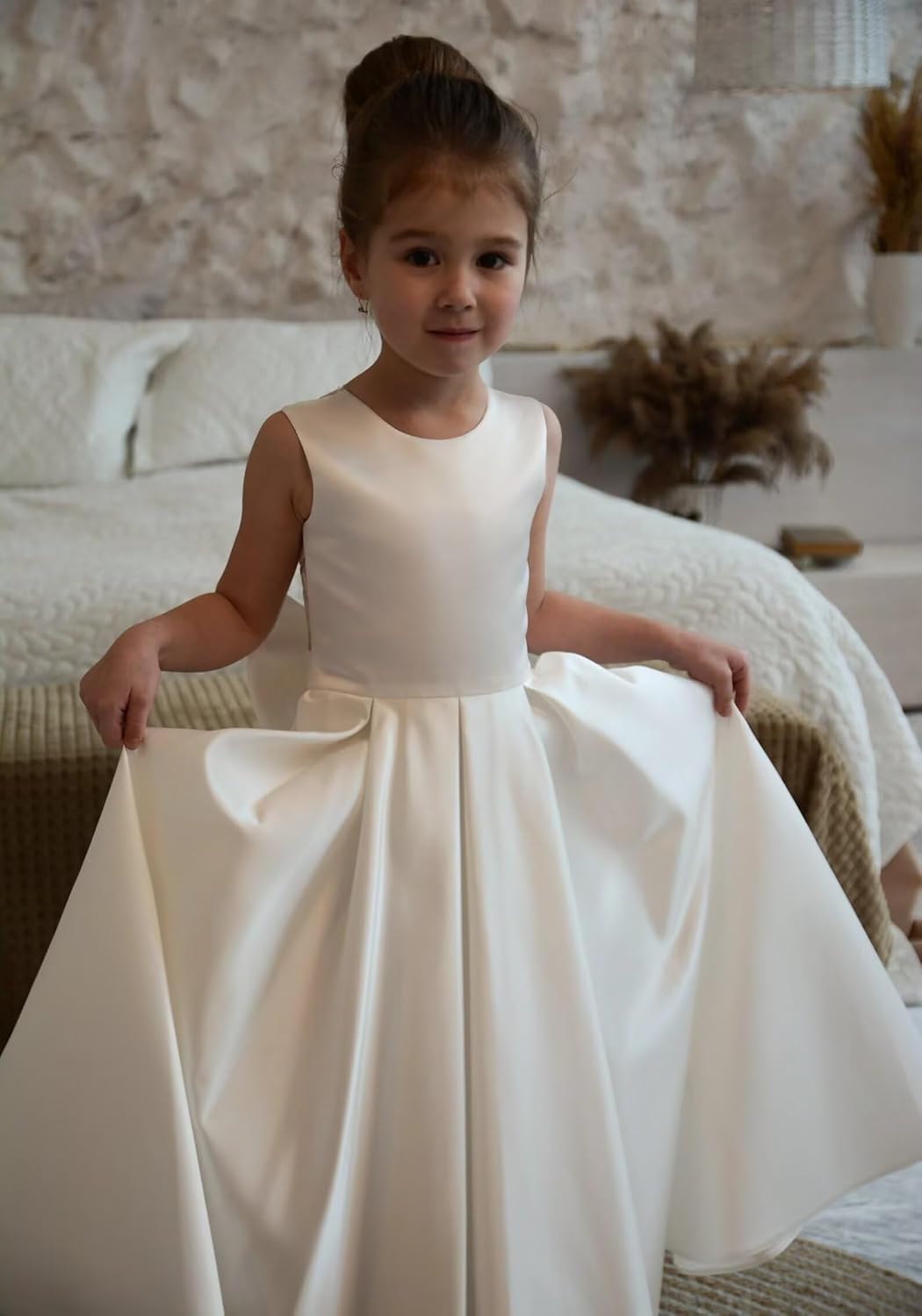 Lace Applique Flower Girl Dress for Wedding Bow Knot Satin Crew Neck Ball Gowns Sleeveless First Communion Long Dress