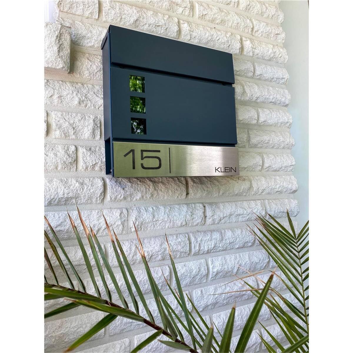 Metzler Boîte aux Lettres Anthracite RAL 7016 en Acier avec fenêtre – Plaque Nominative en INOX gravée au Laser – avec Compartiment à journaux – Boîte Postale avec hublot – Modèle Oltmann