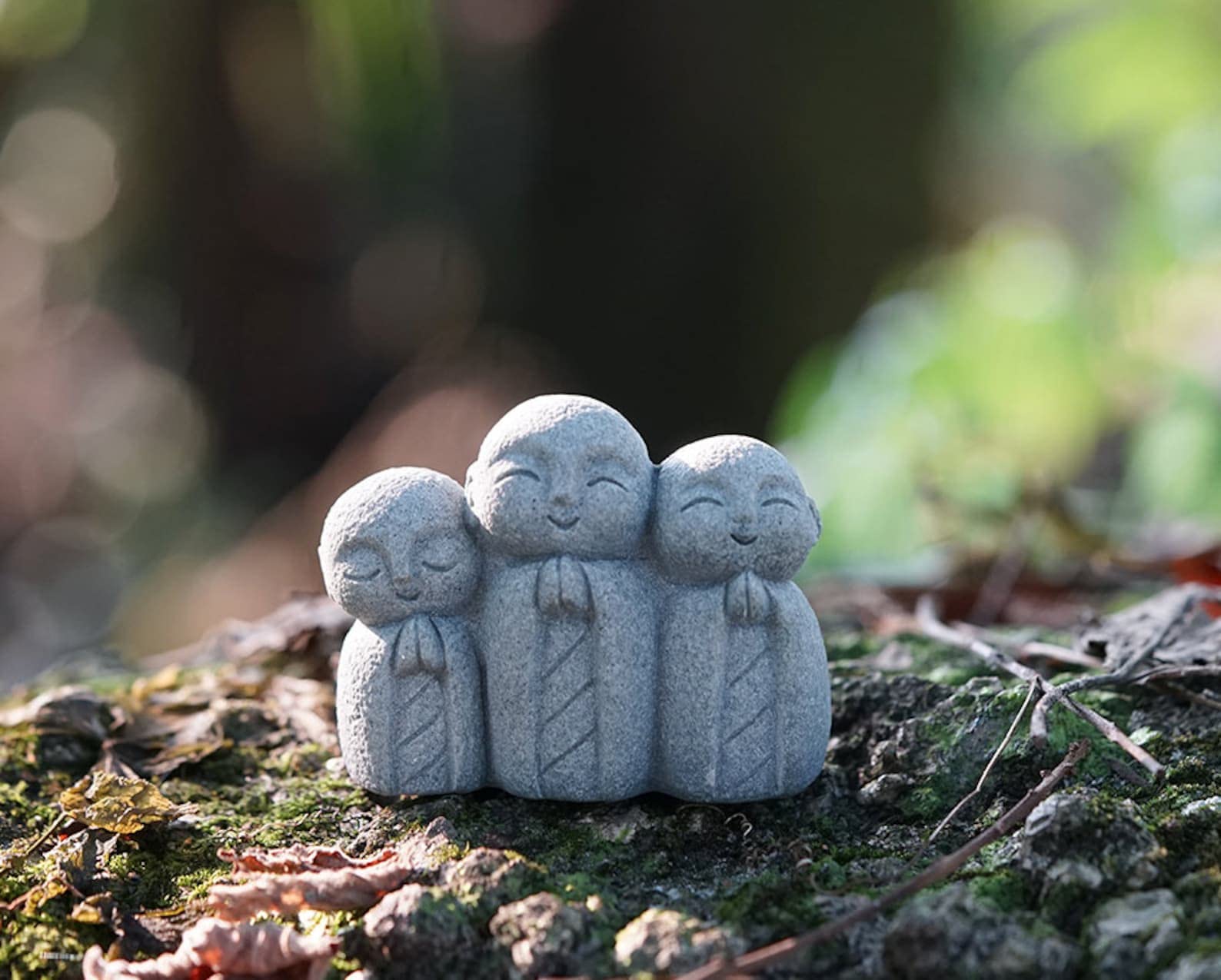御影石の可愛らしいお地蔵様 Amazon.co.jp: 癒しのお地蔵さん 置物 みかげ石 かわいい 御影石のお