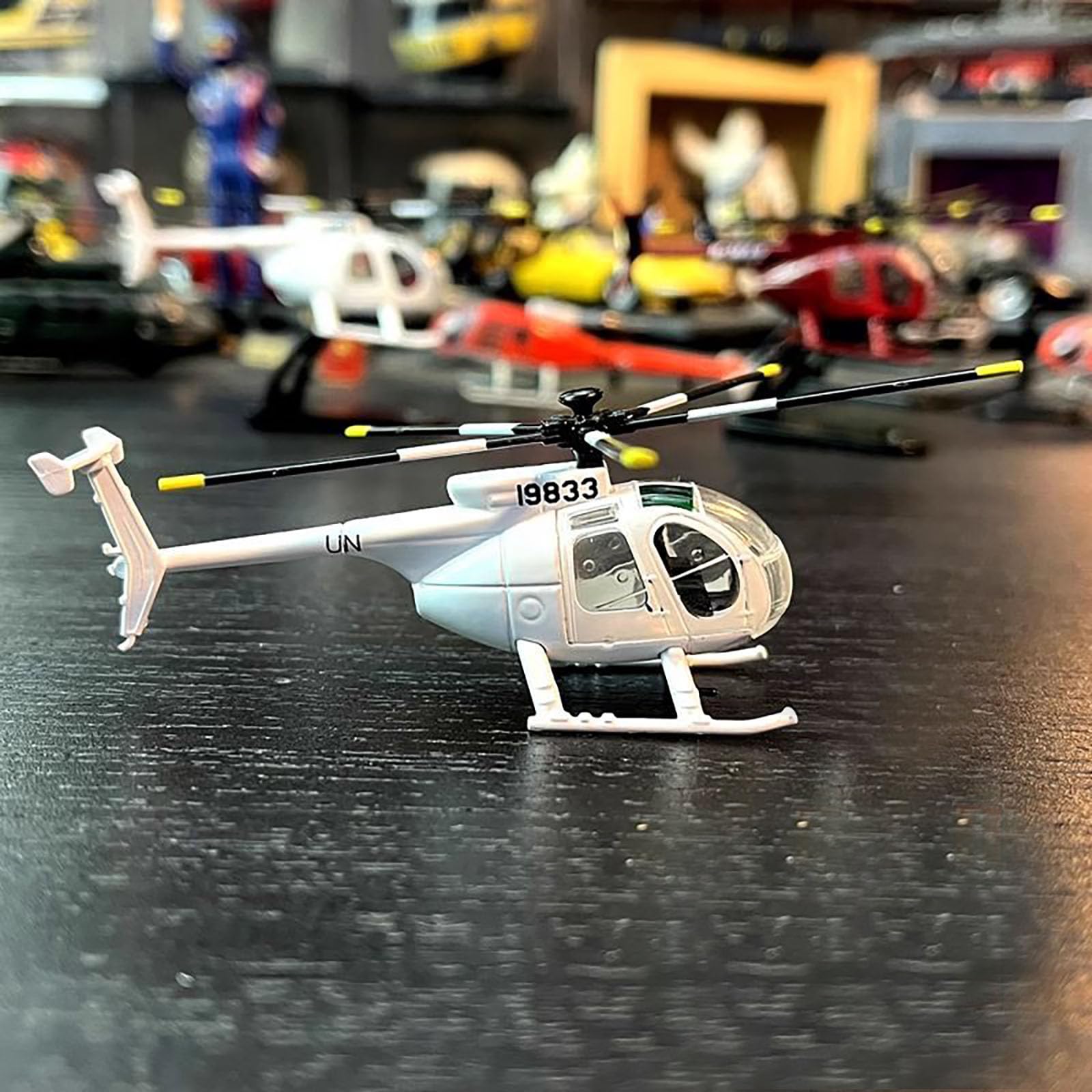 Amazon.co.jp: 1/100スケール USアーミーMH-6リトルバードヘリコプター