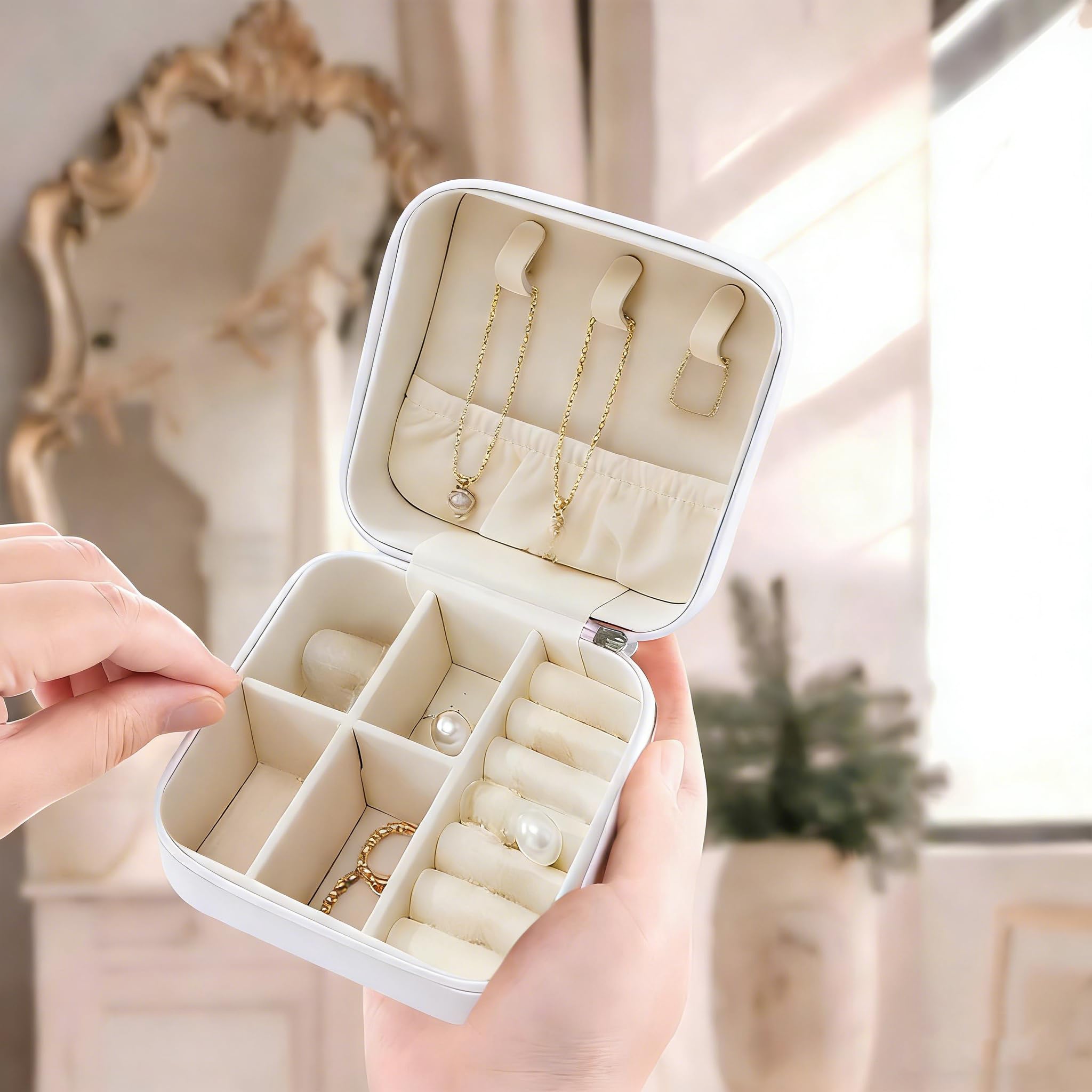 Joyero con monograma portátil, caja de joyería compacta blanca, estuche de viaje organizador de viaje, caja de almacenamiento para collares, aretes, anillos, pulseras (letra A) — view 4