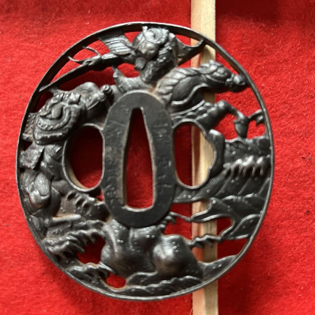 Amazon.co.jp: 宇治川合戦図の透かし鉄鍔 縦 7.5センチ 横 7センチ 厚