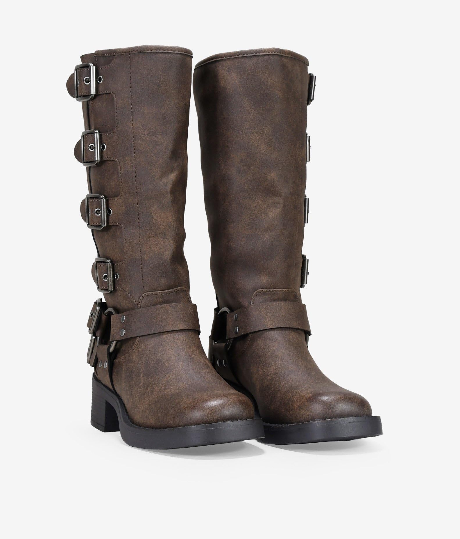 BOSANOVA Botas Altas Estilo Biker confeccionadas con Detalle de argolla metálica y Hebillas Decorativas en la caña y Suela Plana con Ligero tacón de 4.7 cm Sin Cierre. Calzado para Mujer