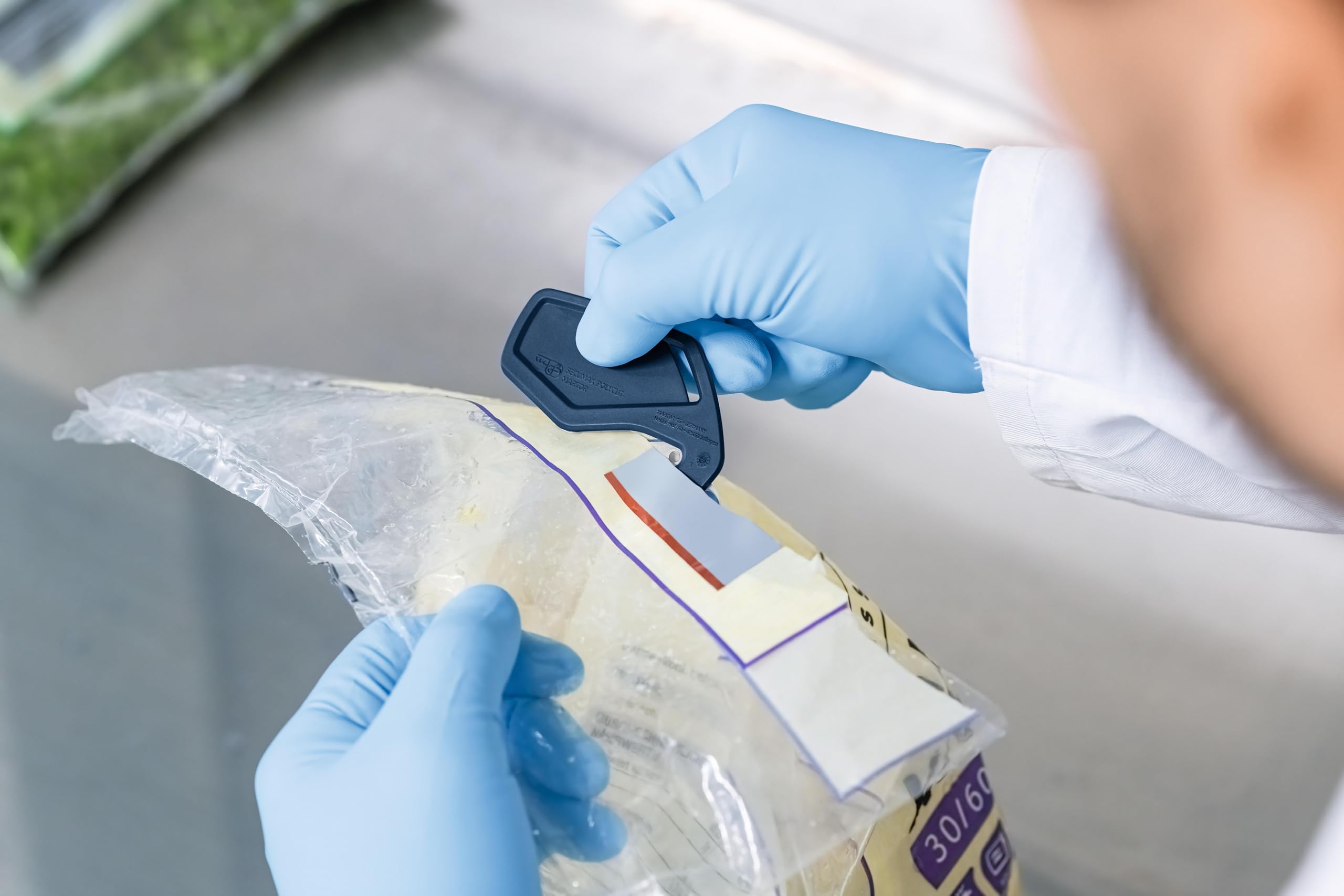 MARTOR Coltello di sicurezza, lama nascosta, SECUMAX POLYCUT, Rilevabile al metal detector (MDP), coltello Cutter professionale, leggero, in plastica, Per mancini e destrorsi (100 pezzi) | Coltello sicurezza monouso, rilevabile a metallo, occhiello, lama