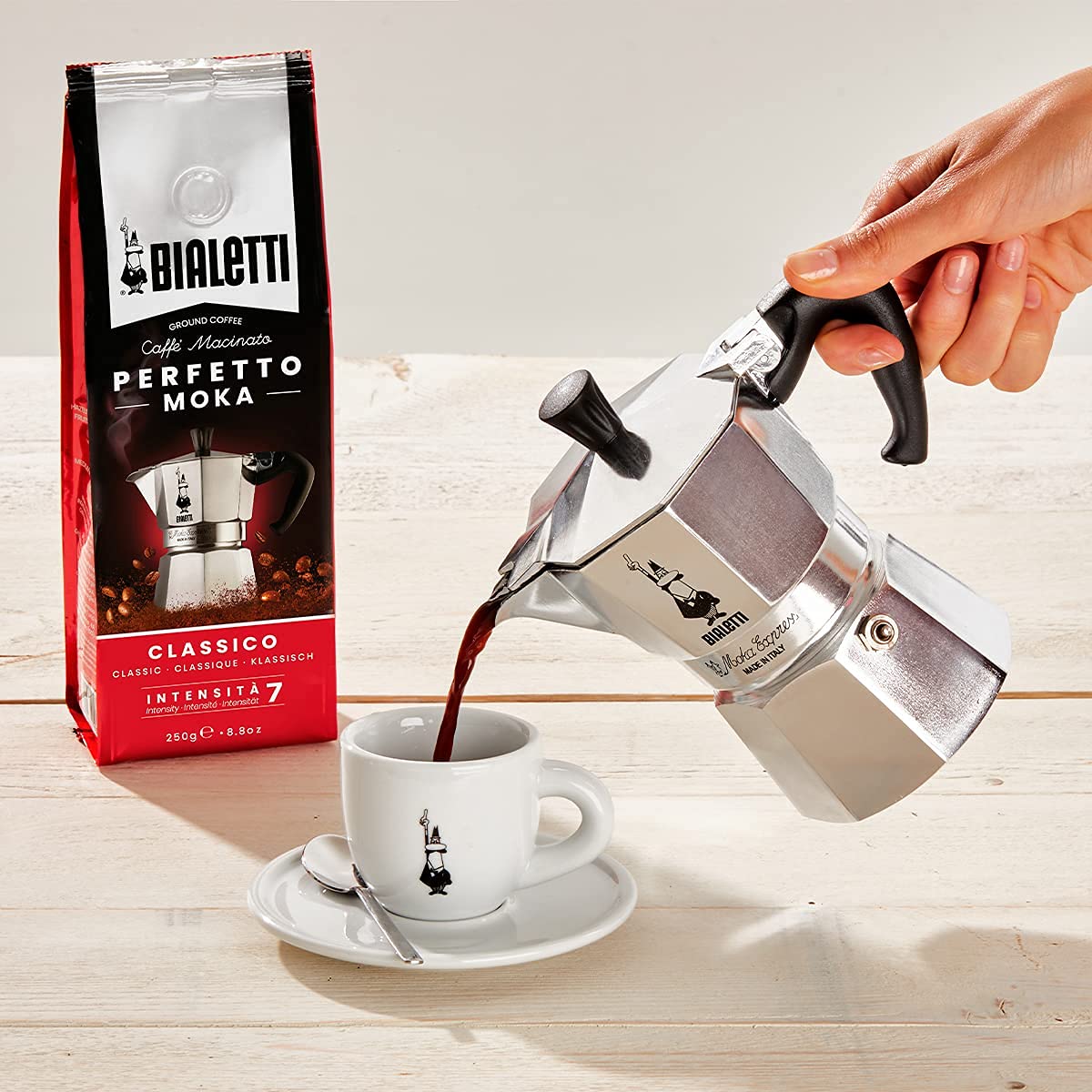MOKA  Cafeteira Moka Express StoveTop, 3 xícaras, alumínio prateado