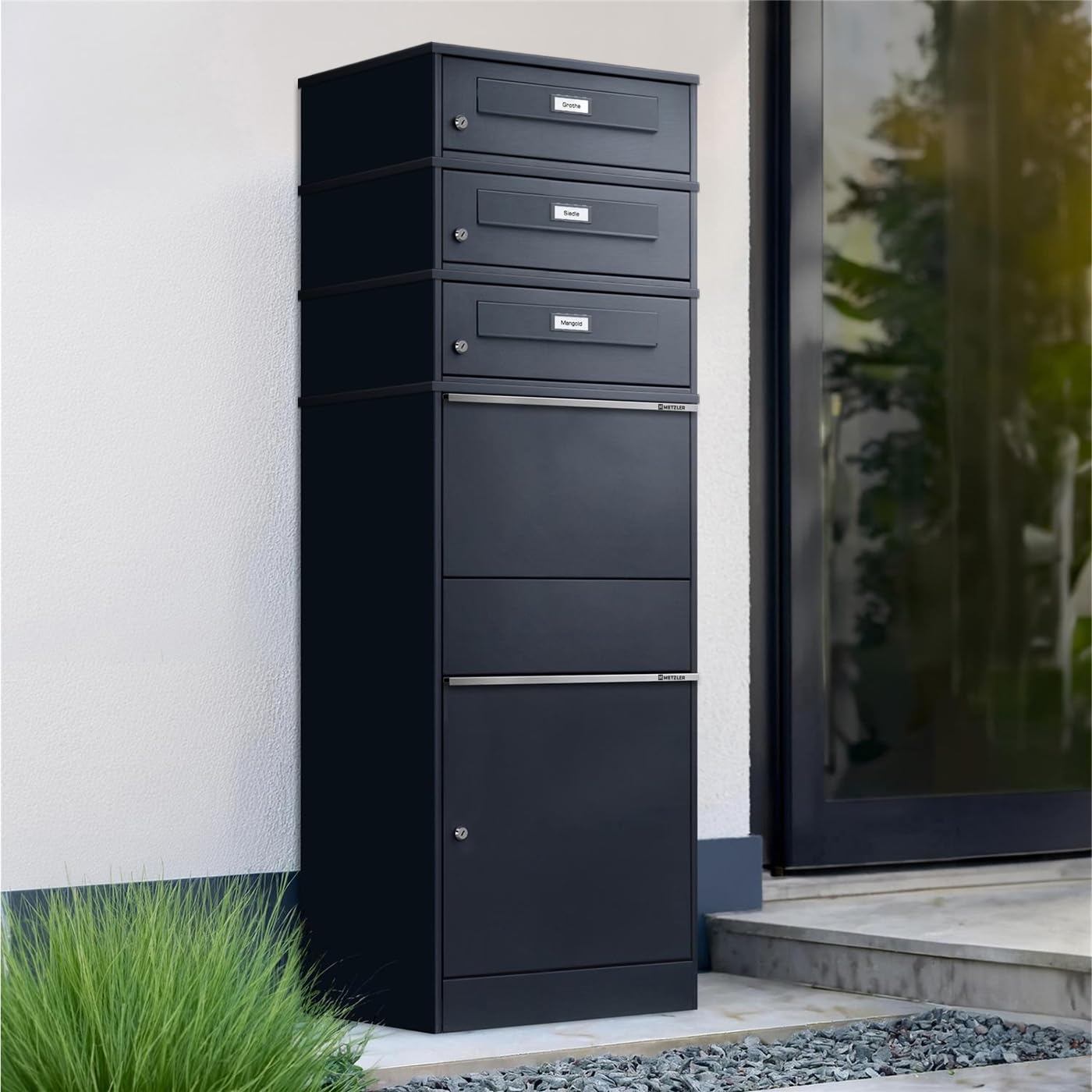 Metzler Paketbox mit 3 Briefkästen – 3er Briefkasten mit Paketfach & austauschbarem Namensschild – Paketbriefkasten draussen XXL – Standbreifkasten - Postbox in RAL7016 Anthrazitgrau - Bispo RE