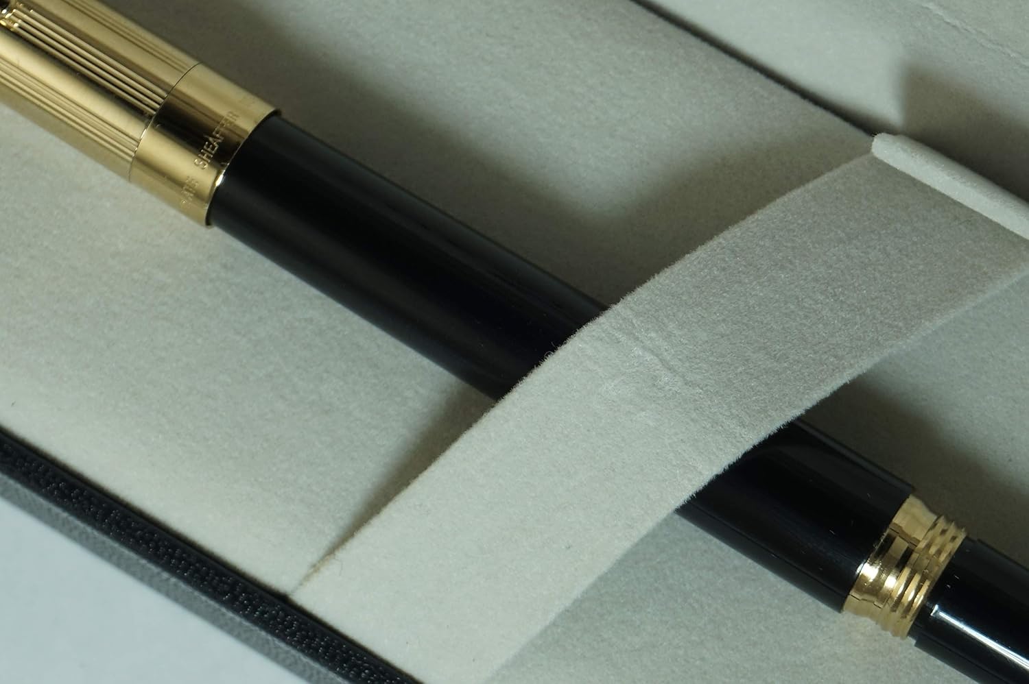 Made in The USA Sheaffer Crest 593 Tuxedo with 22KT Gold Cap and Black Lacquer Barrel Medium Point Rollerball Pen