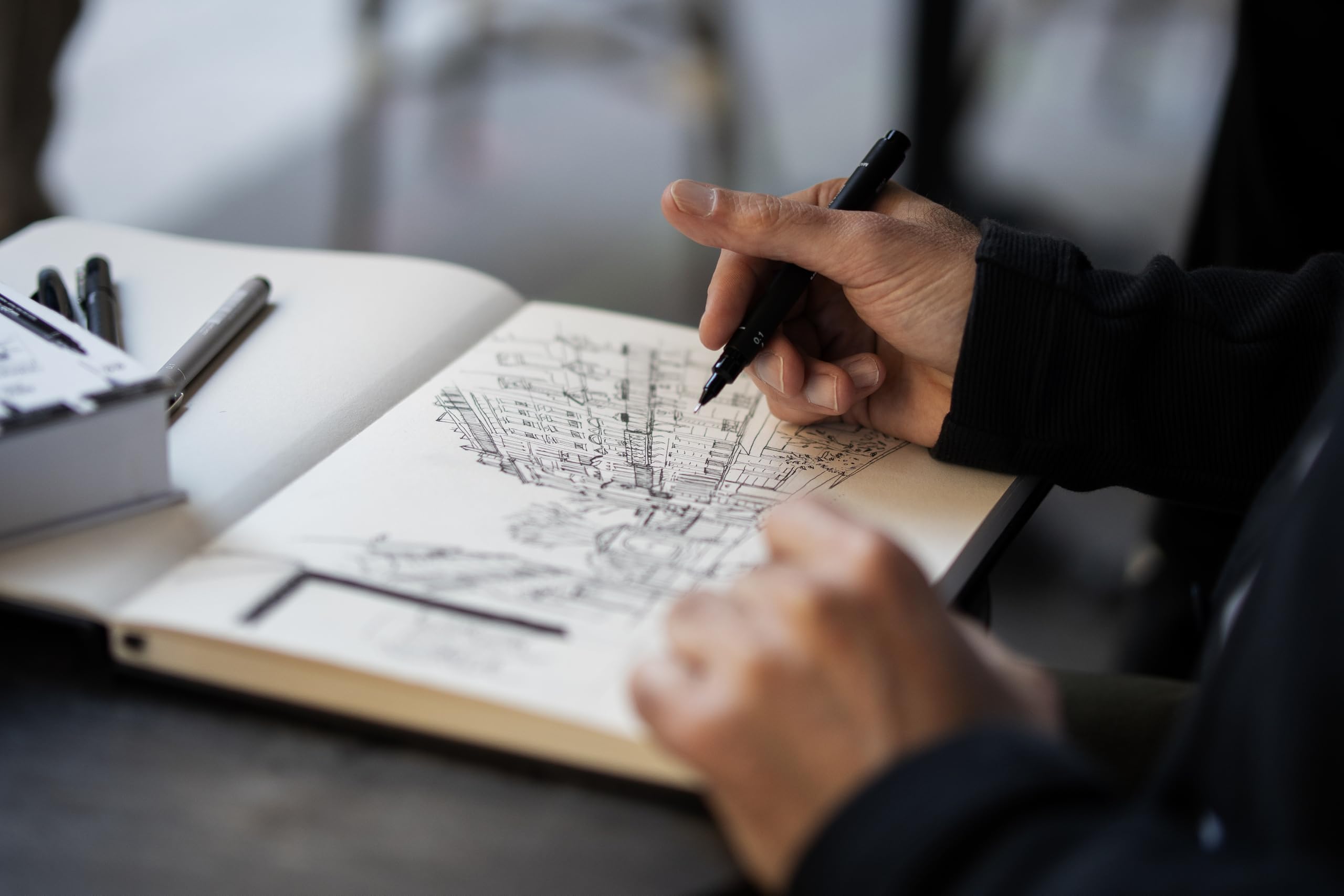UNIBALL PIN, Urban Sketching 8 Feutres +1 Porte-Mines - Ecriture et Dessin | Uni Mitsubishi Pencil - Initiation à l'Urban Sketching : Pointes Calibrées et Brush, Porte-Mines Shalaku S + 4 Planches Tuto
