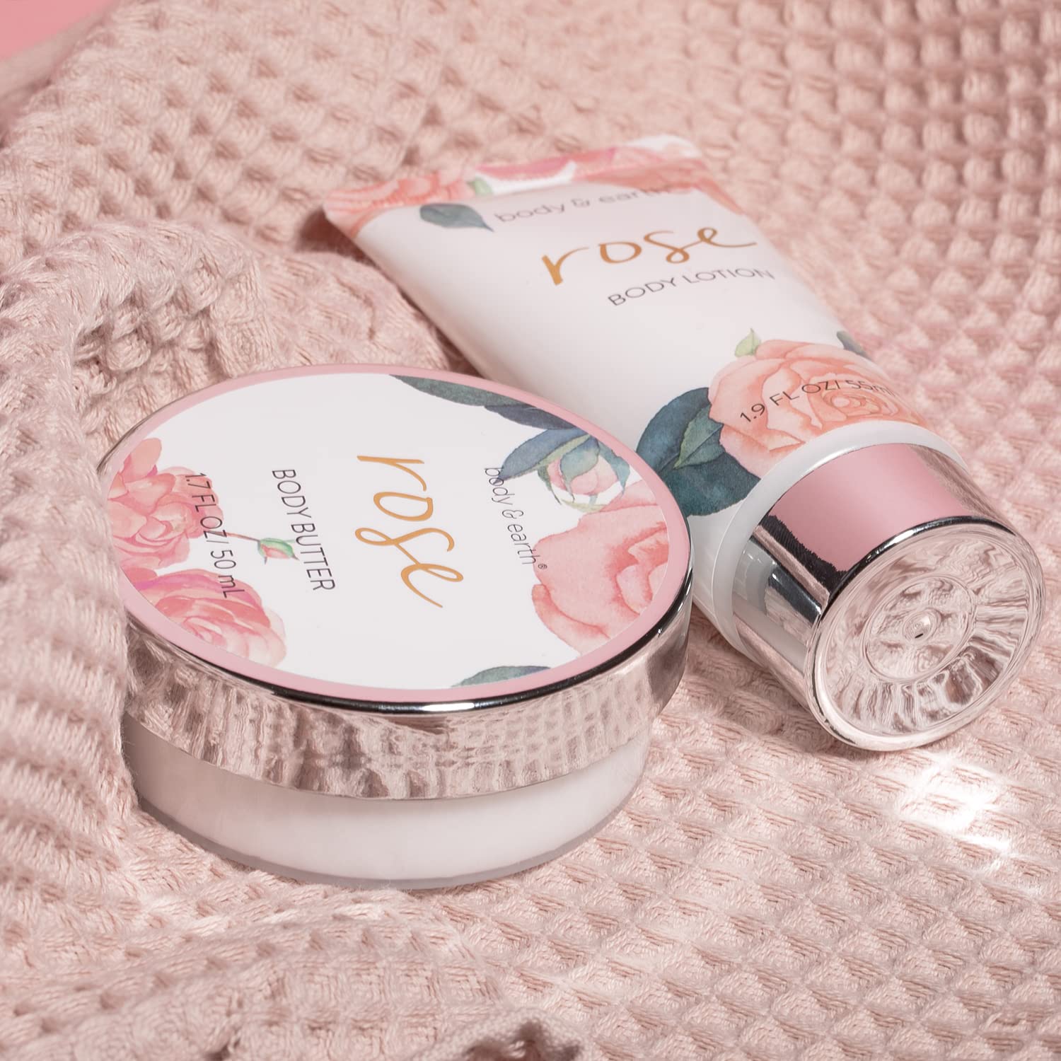 BODY & EARTH Confezione Regalo per Donne, 5 Pezzi, Rosa, gel Doccia, Burro per il Corpo, Crema per Le mani, Lozione per il Corpo, Regalo di Compleanno, Fidanzata, San Valentino per lei