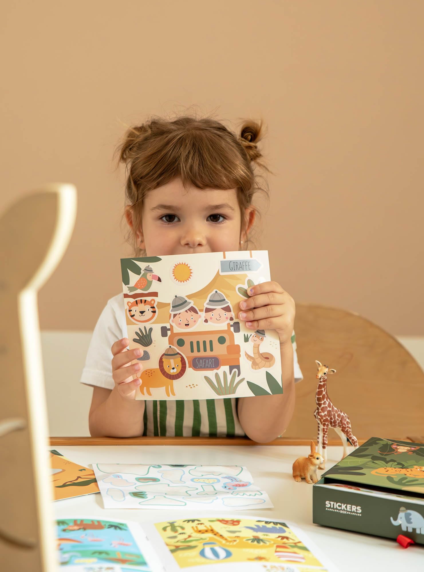 APLI Kids 20076 - Zestaw naklejek żelkowych do uzupełnienia ilustracji- wielokolorowe geometryczne naklejki z żetonami w kartonie - model Safari