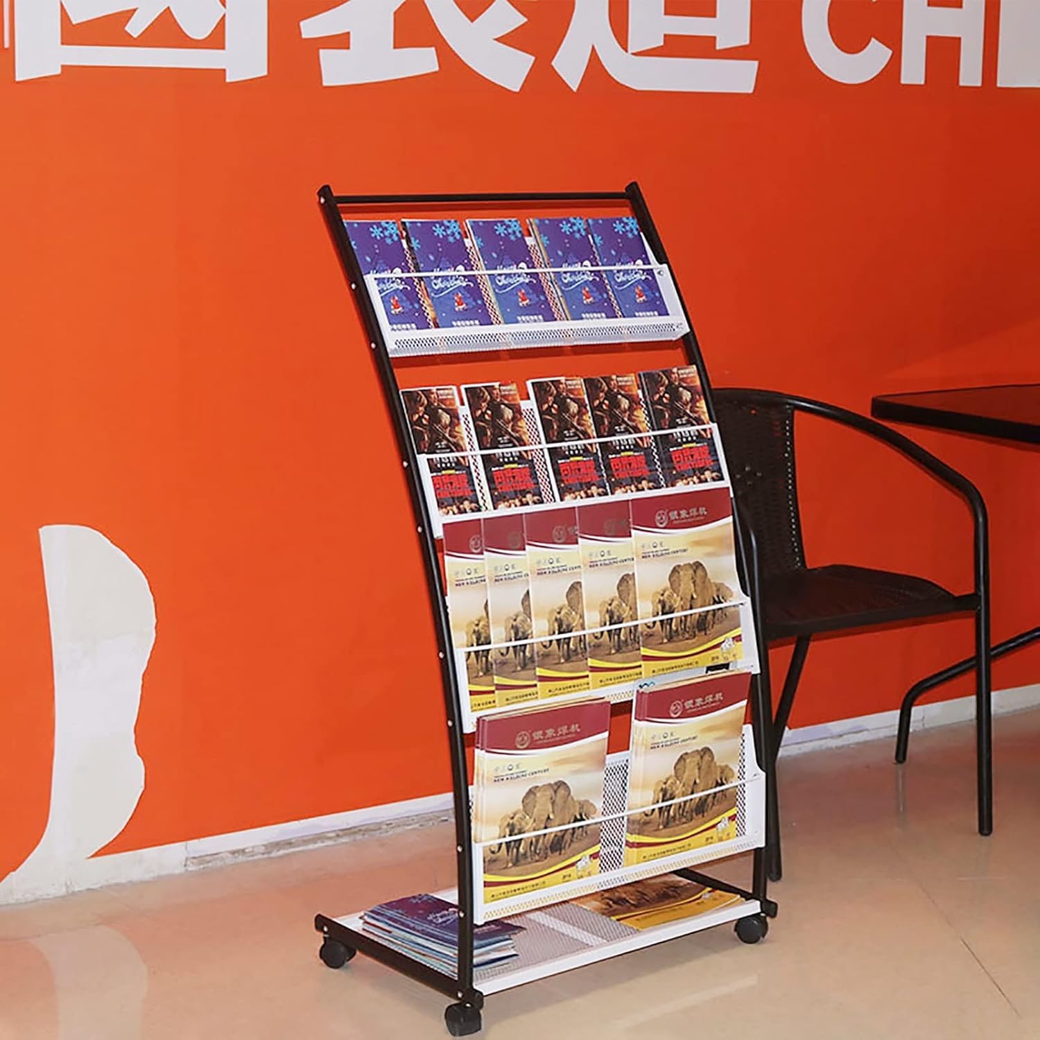 Bodenstehender Zeitschriftenständer Tragbarer Zeitschriftenständer mit Rollen, bodenstehender Broschürenständer for Ausstellungen/Büros, einfacher Netz-Organizer Mehrzweckständer