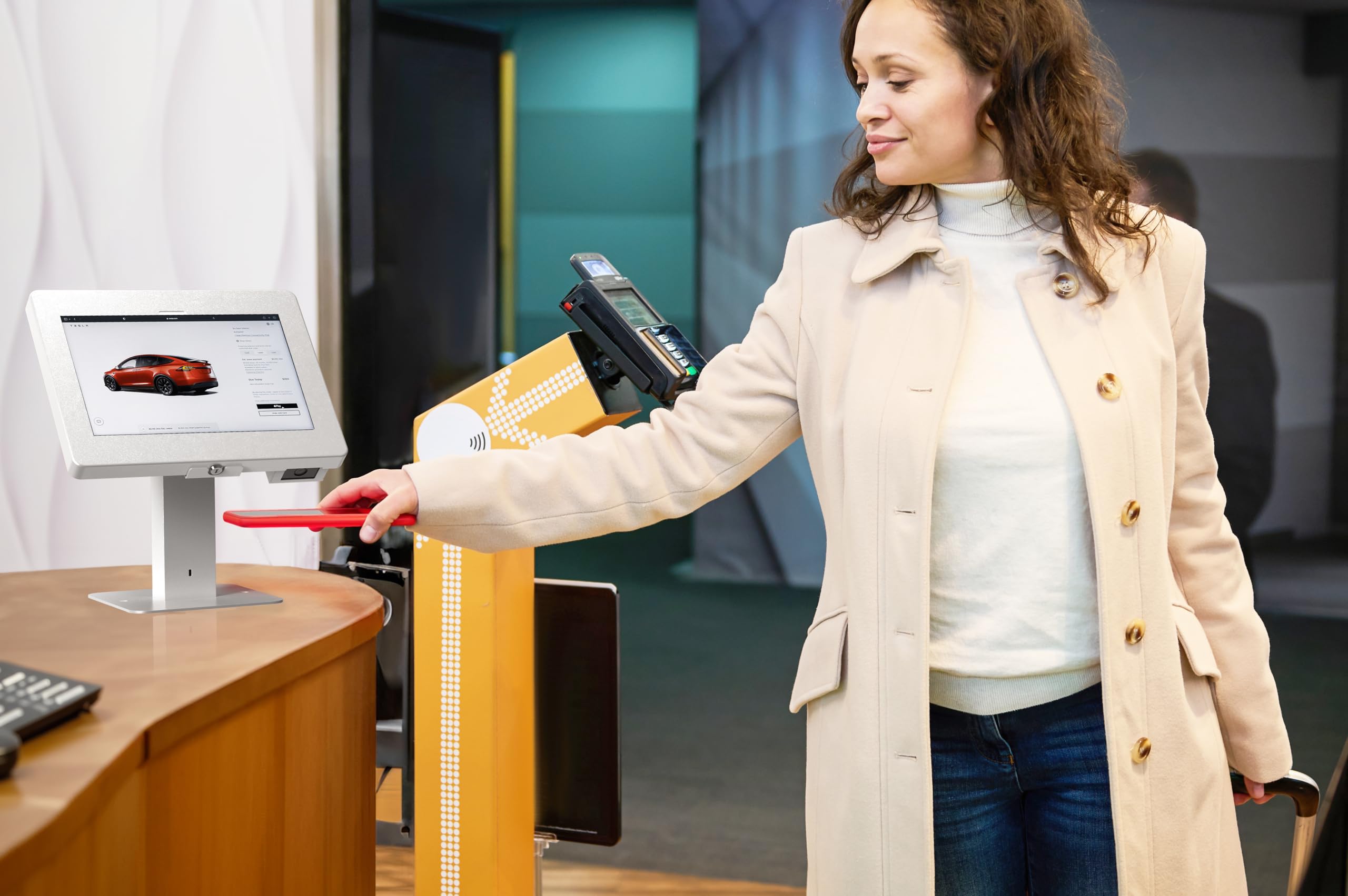 CTA Digital Supporto da scrivania girevole elegante con custodia di sicurezza e scanner di codici a barre per iPad 10a generazione A16, iPad Air 11" M3 e M2, Pro 11", Galaxy Tab A7 e altri, bianco