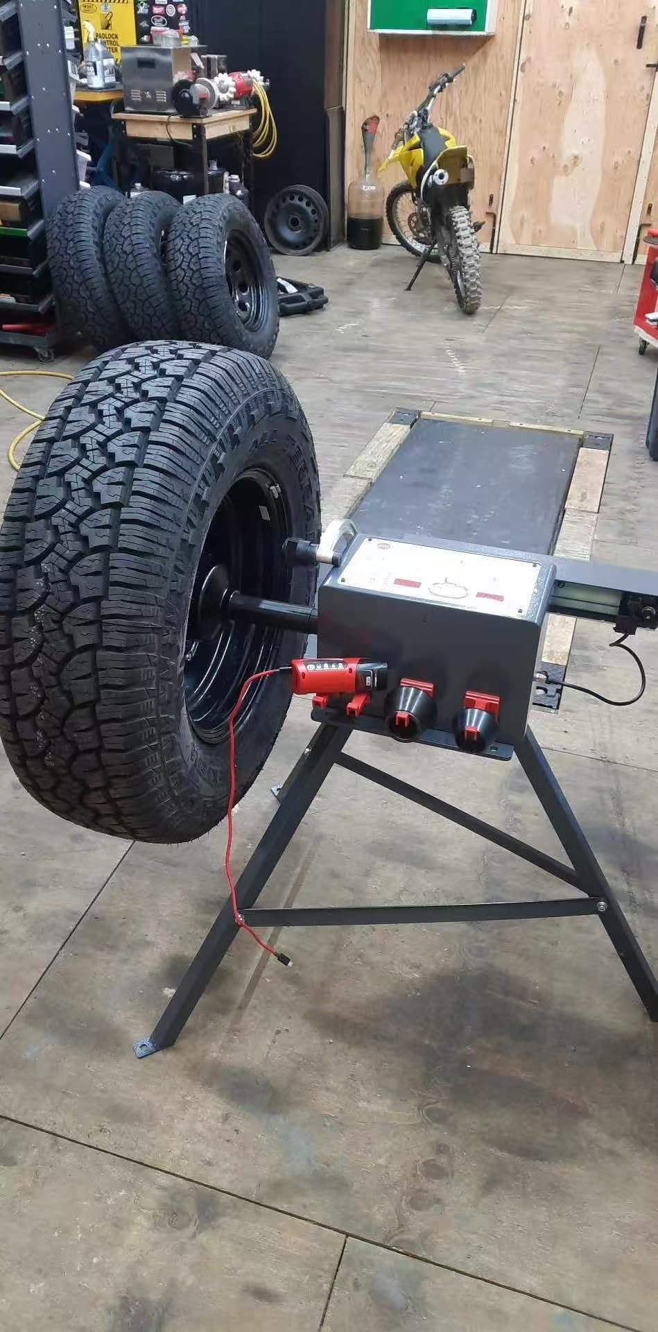Tragbare Radwuchtmaschine I40 PRO für Heimwerkstatt, Auswuchtmaschine halbautomatisch,Garage, Reifenwuchtmaschine mit USB-Typ-C-Anschluss (5 V/1 A), Kleiner und Leichter