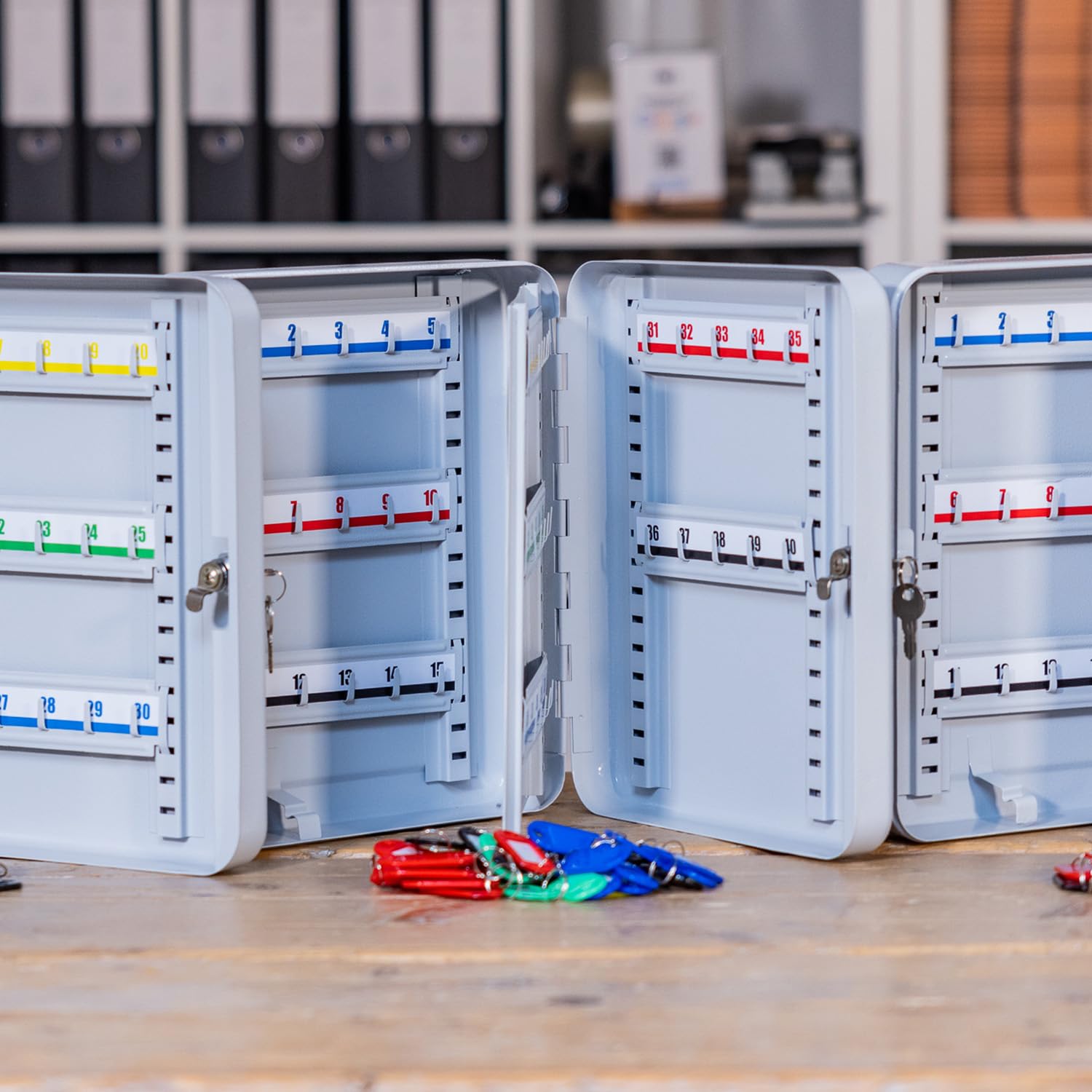 HMF Grande Armoire à clés en Acier, Coffret à clés verrouillable avec Serrure pour entrée, Bureau ou Garage | 40 Crochets pour clés | 30 x 24 x 7,5 cm | Gris Clair