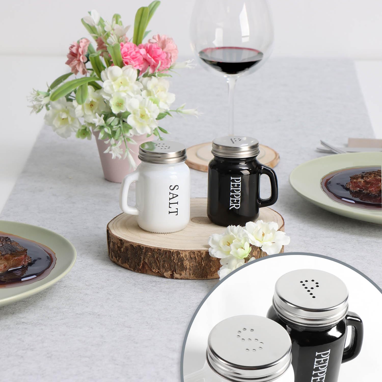 com-four® 48-teiliges Salz- und Pfefferstreuer-Set - Gewürzstreuer mit Schraubdeckel und Henkel - Gewürzglas in Bierkrug-Form mit Aufschrift - moderne Schüttler (48-teilig - Glas schwarz/weiß)