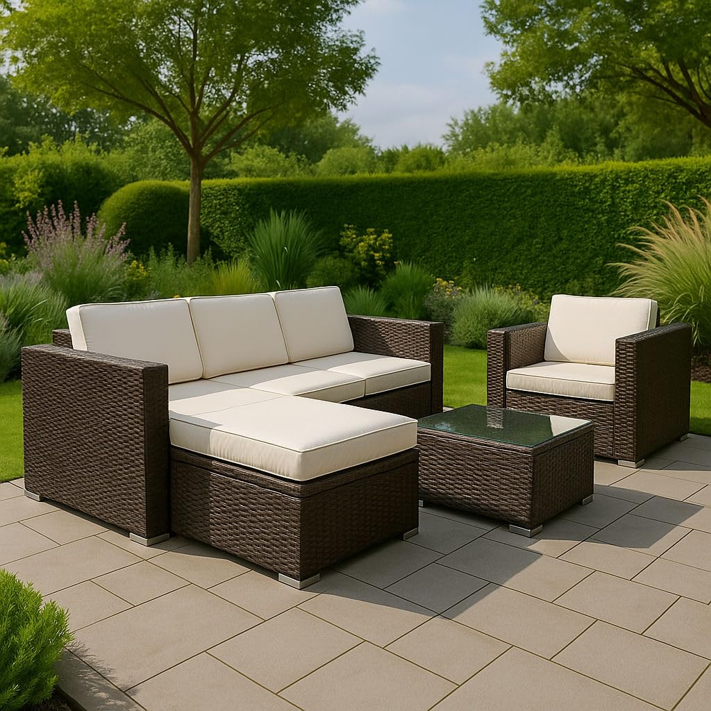 Totò Piccinni Set CARLOS in Polyrattan con cuscini Divano 3 Posti + Poltrona + Pouf + Tavolino con Piano in Vetro (Marrone)