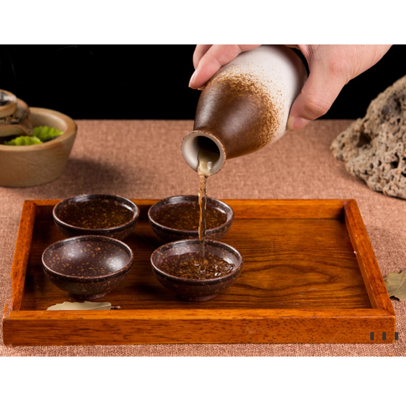 Ensemble de 6 Tasses à saké en céramique Japonaise, Style Traditionnel rétro, avec Plateau en Bois.