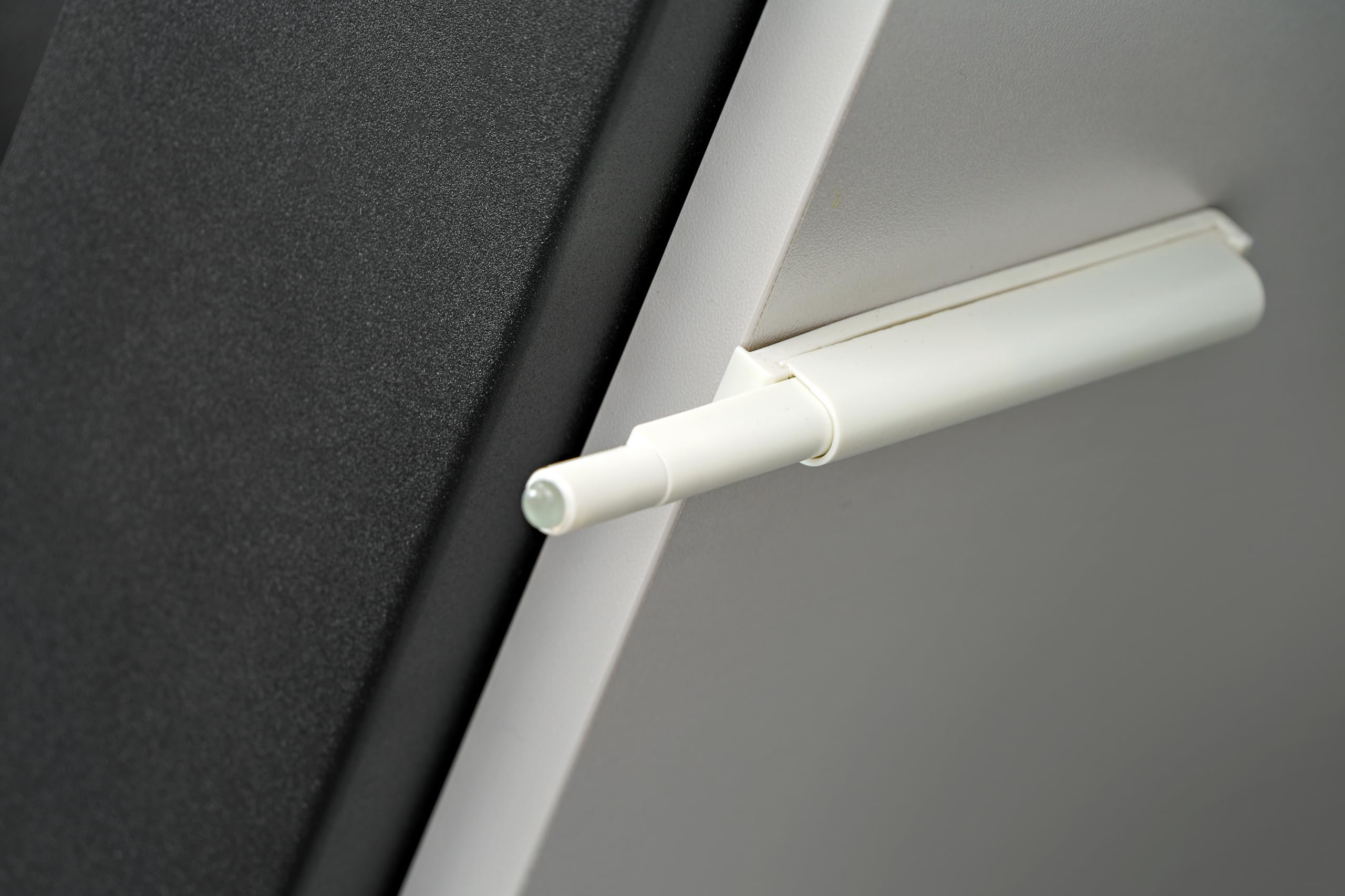 BRICOZONE Parete Attrezzata con Biocamino Mobile TV con Pannello Rovere Listellato e Struttura Grigia Design Moderno 2 Ante a Ribalta Sistema Push Click